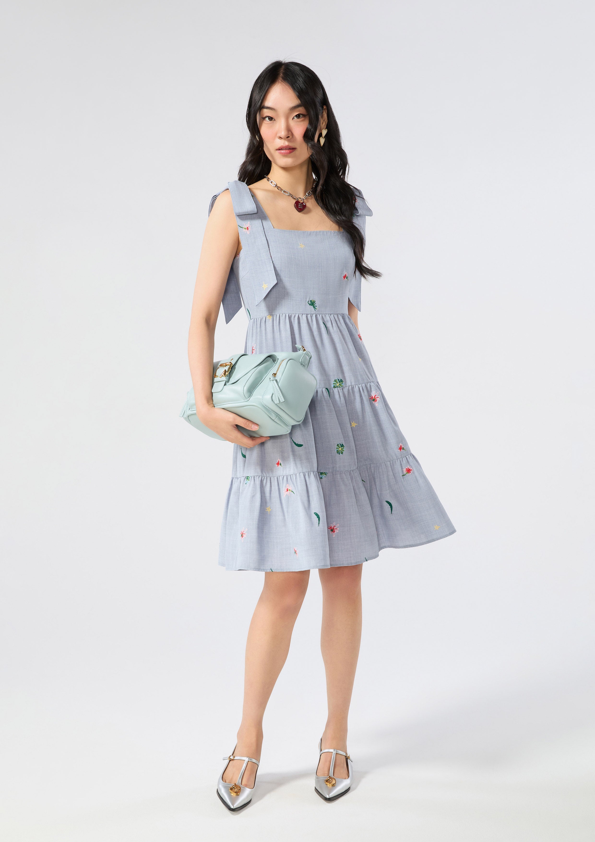 เดรสสั้นปักลายกระโปรงต่อชั้น คอลเลกชัน Cruise to the Full Bloom