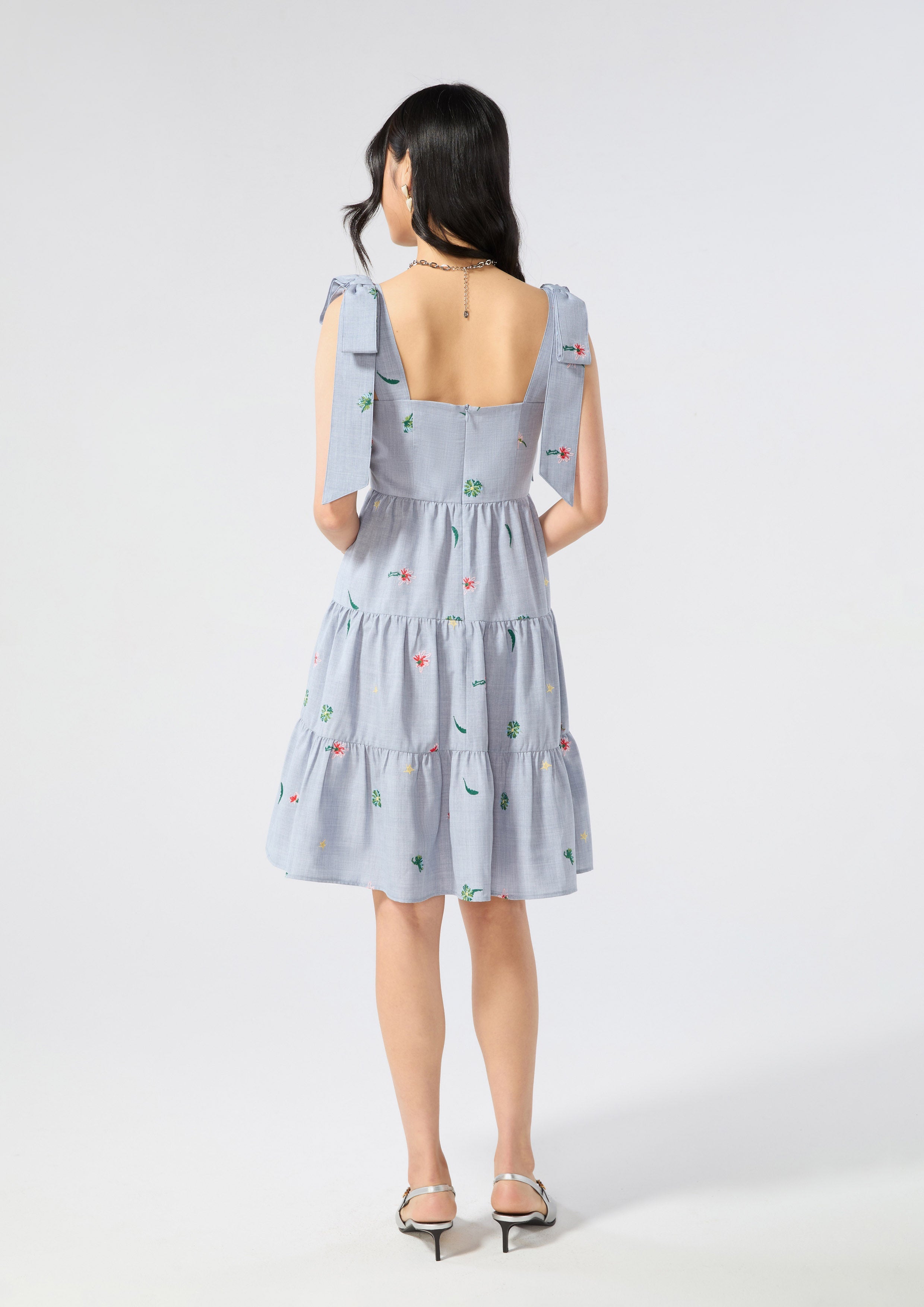 เดรสสั้นปักลายกระโปรงต่อชั้น คอลเลกชัน Cruise to the Full Bloom