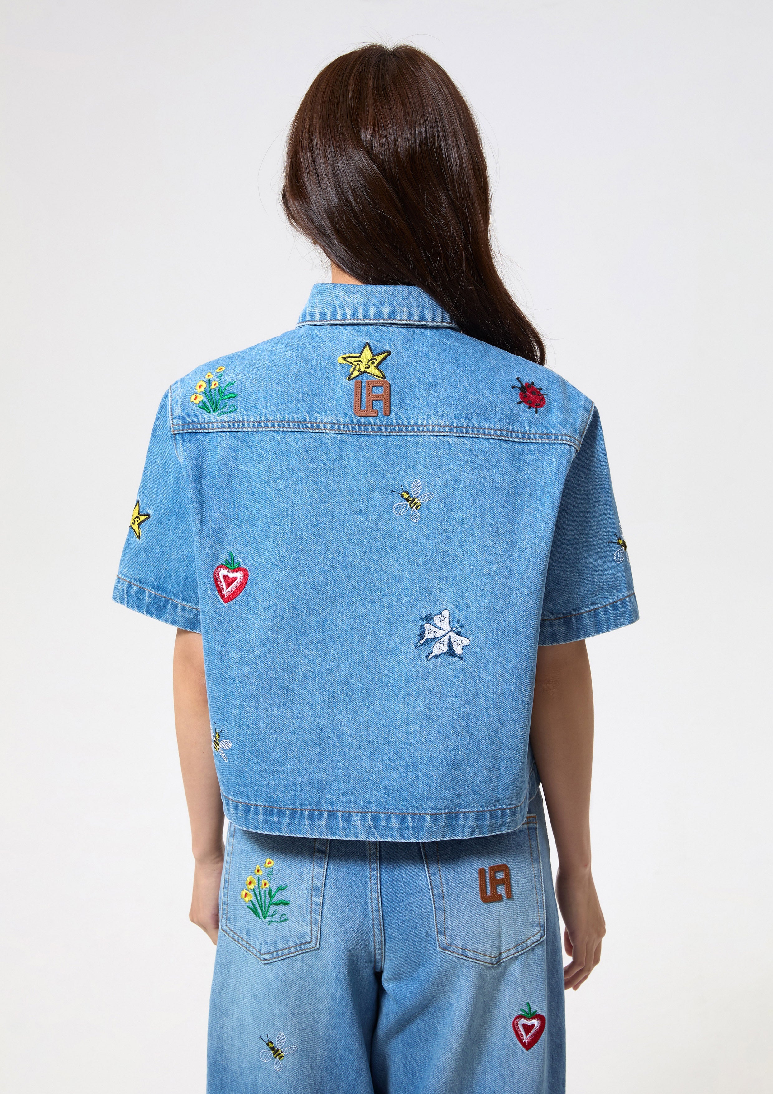 เสื้อเชิ้ตเดนิมแขนสั้นปักลาย คอลเลกชัน Cruise to the Full Bloom