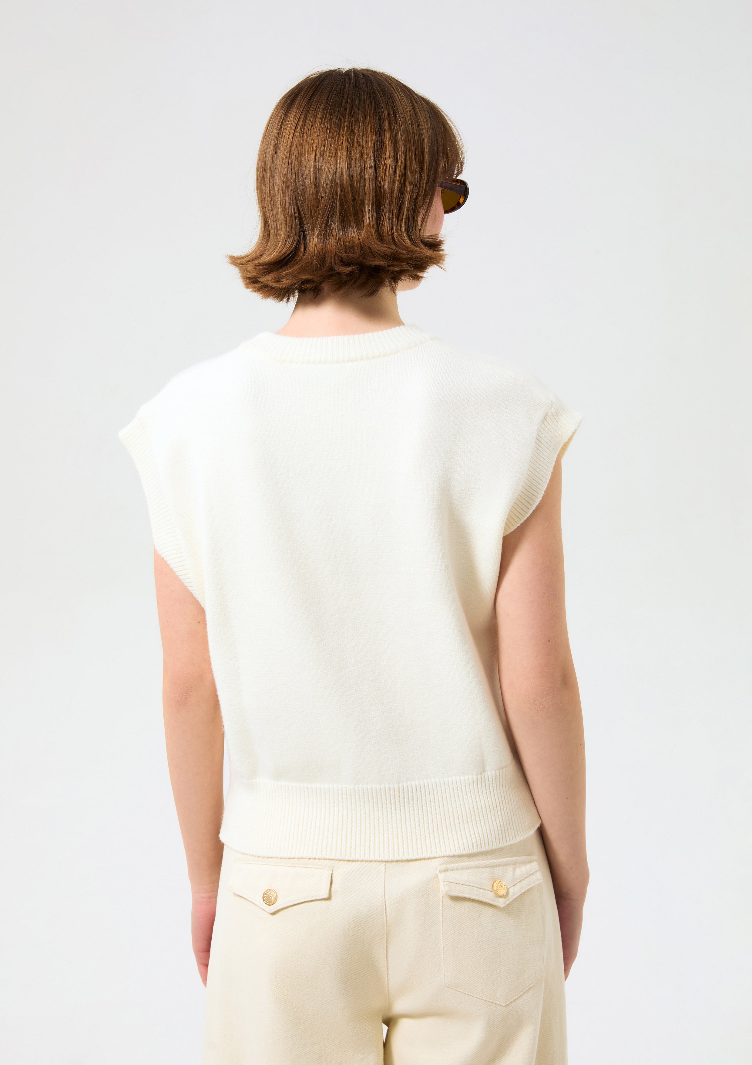 เสื้อกั๊กผ้านิตปักลาย คอลเลกชัน Cruise to the Full Bloom