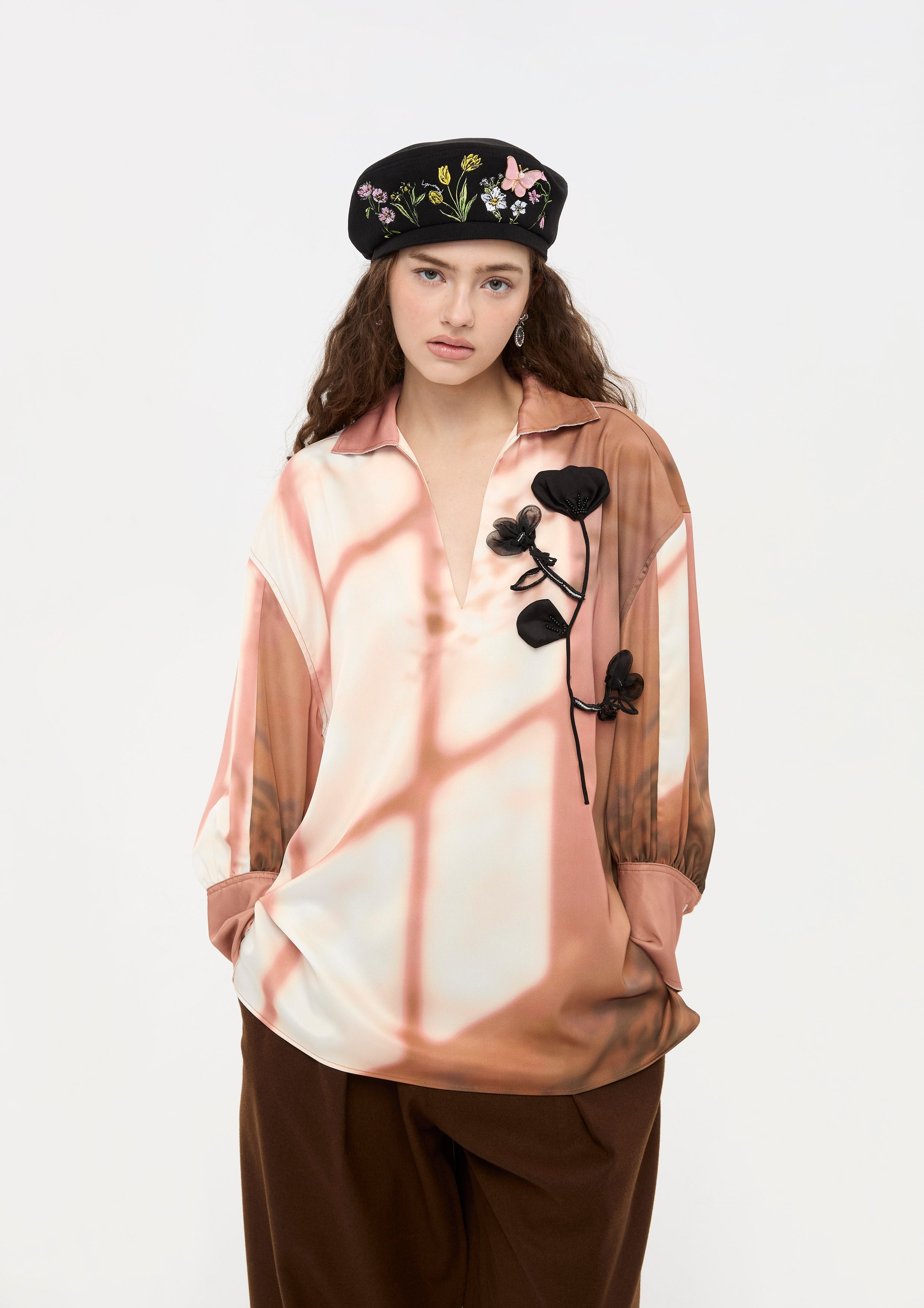 เสื้อเบลาส์แขนยาวพิมพ์ลายแต่งดอกไม้แอพพลิเก้ คอลเลกชัน Bloom in Shade & Shadow