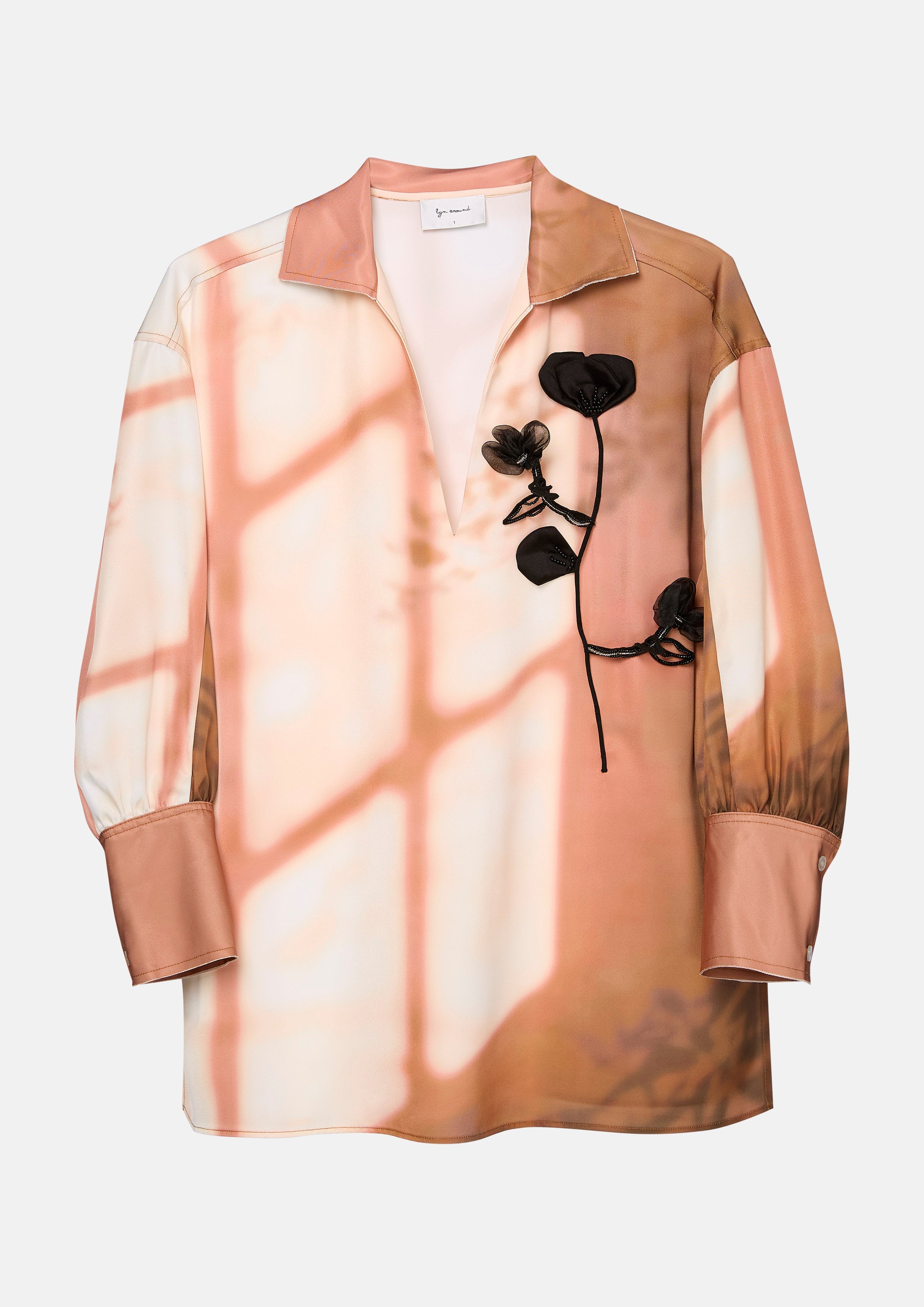 เสื้อเบลาส์แขนยาวพิมพ์ลายแต่งดอกไม้แอพพลิเก้ คอลเลกชัน Bloom in Shade & Shadow