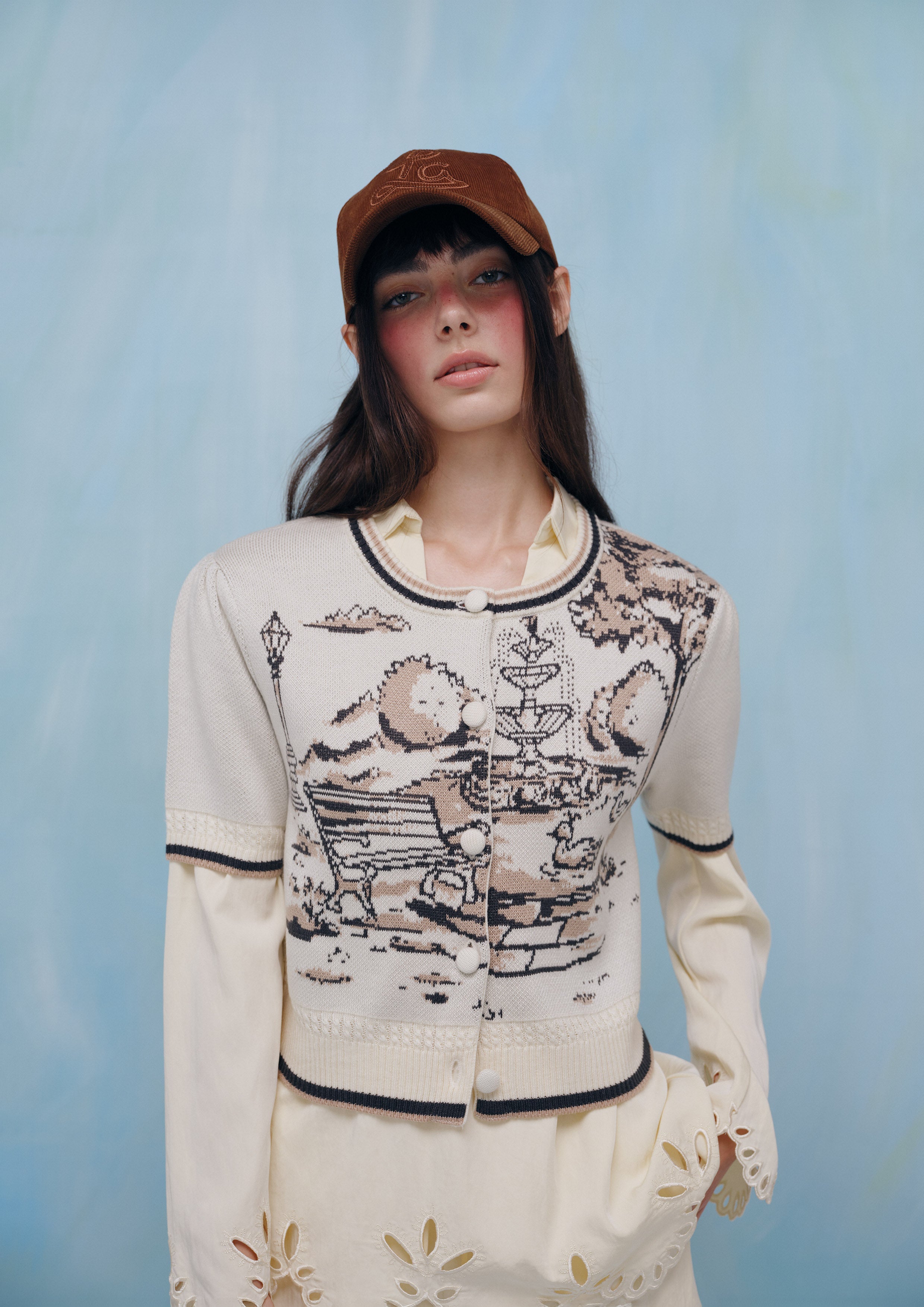 เสื้อนิตแขนสั้นปักลาย คอลเลกชัน La Femme Demure