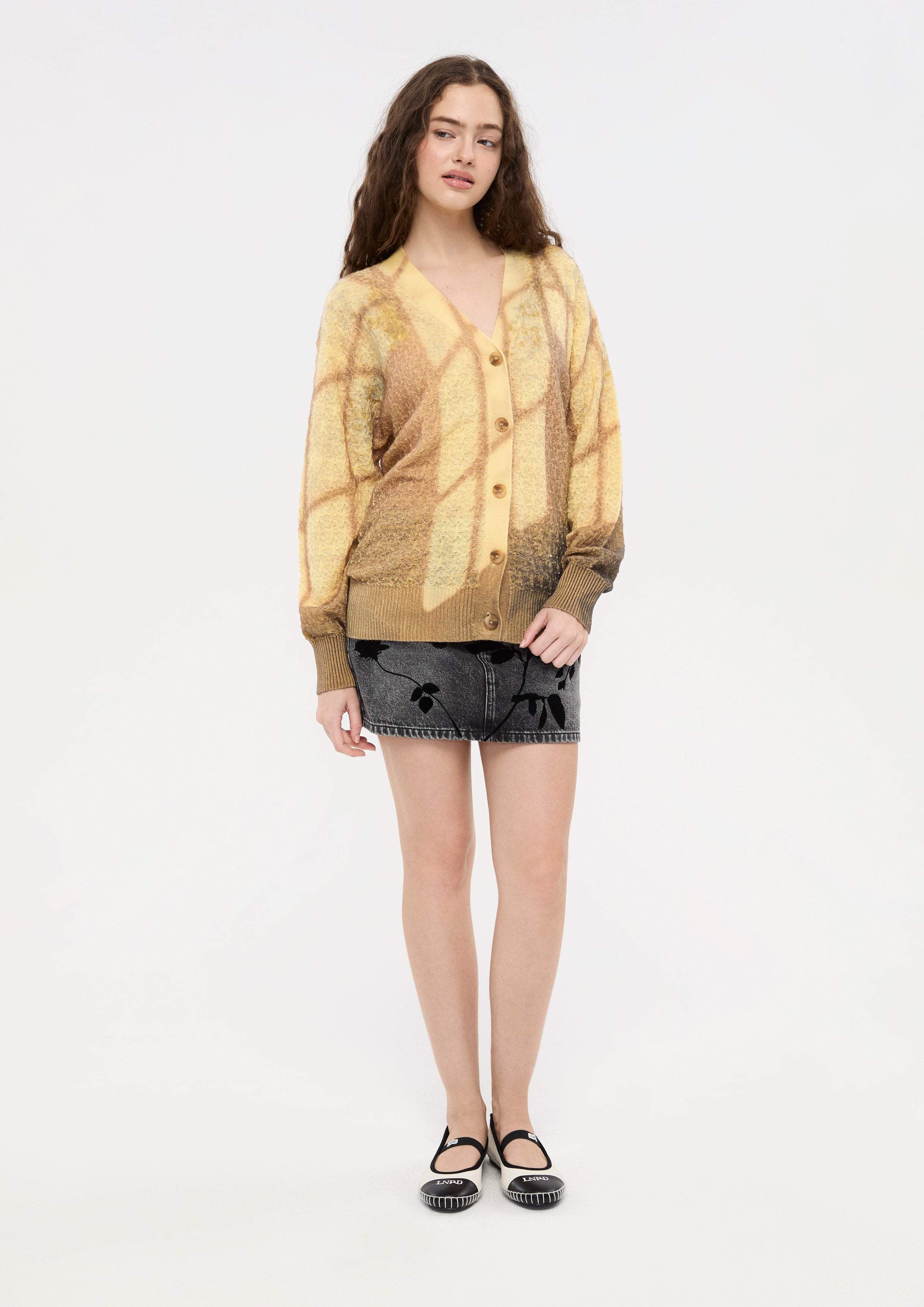 เสื้อคาร์ดิแกนแขนยาวคอวีพิมพ์ลาย คอลเลกชัน Bloom in Shade & Shadow