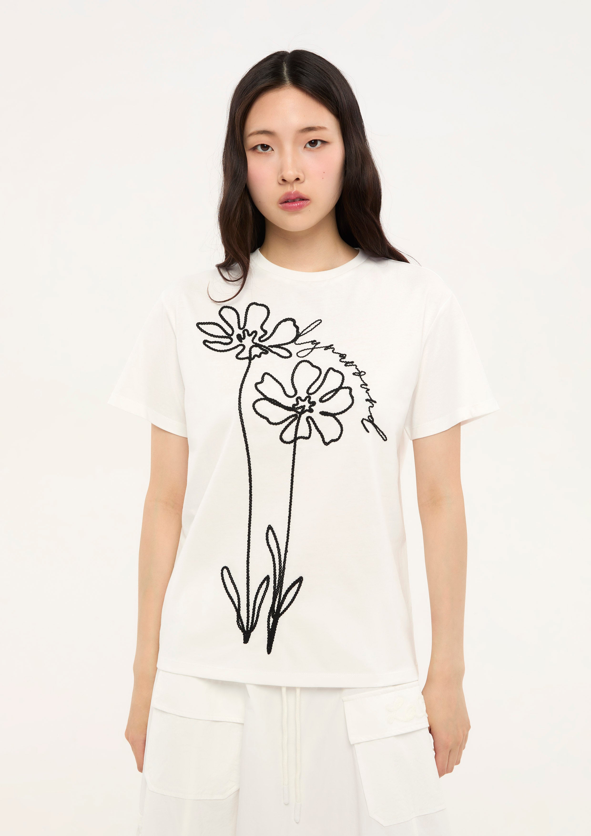 เสื้อยืดแขนสั้นปักลายดอกไม้ คอลเลกชัน Bloom in Shade & Shadow