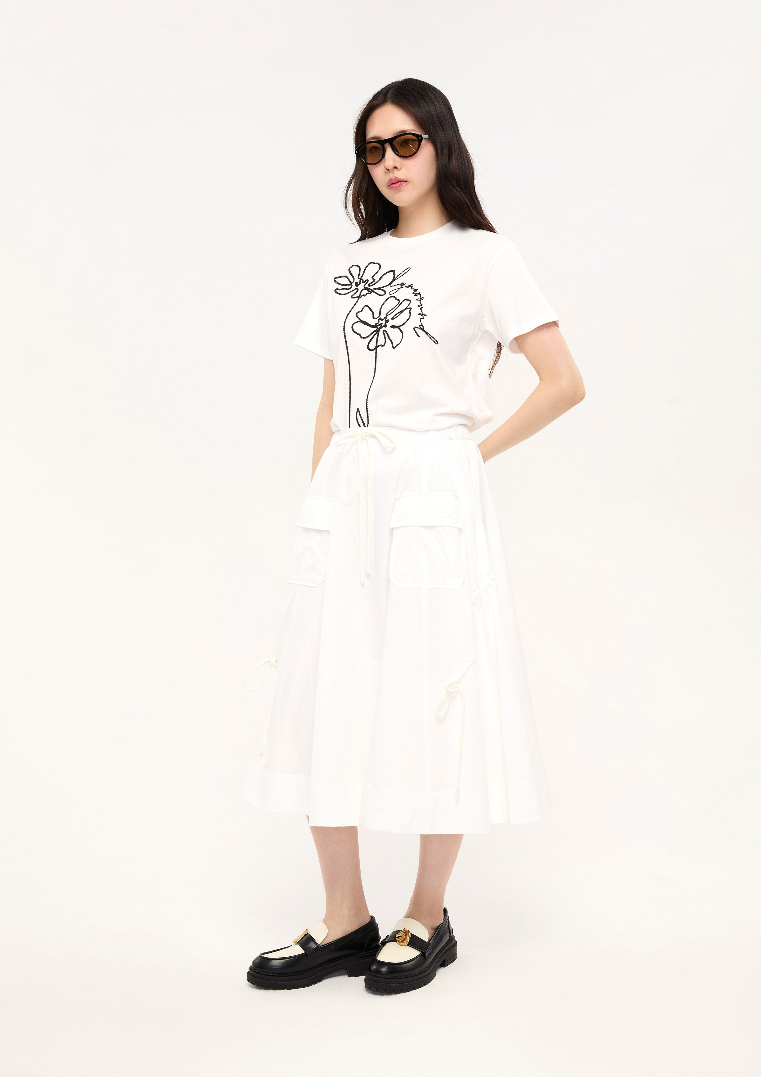 เสื้อยืดแขนสั้นปักลายดอกไม้ คอลเลกชัน Bloom in Shade & Shadow