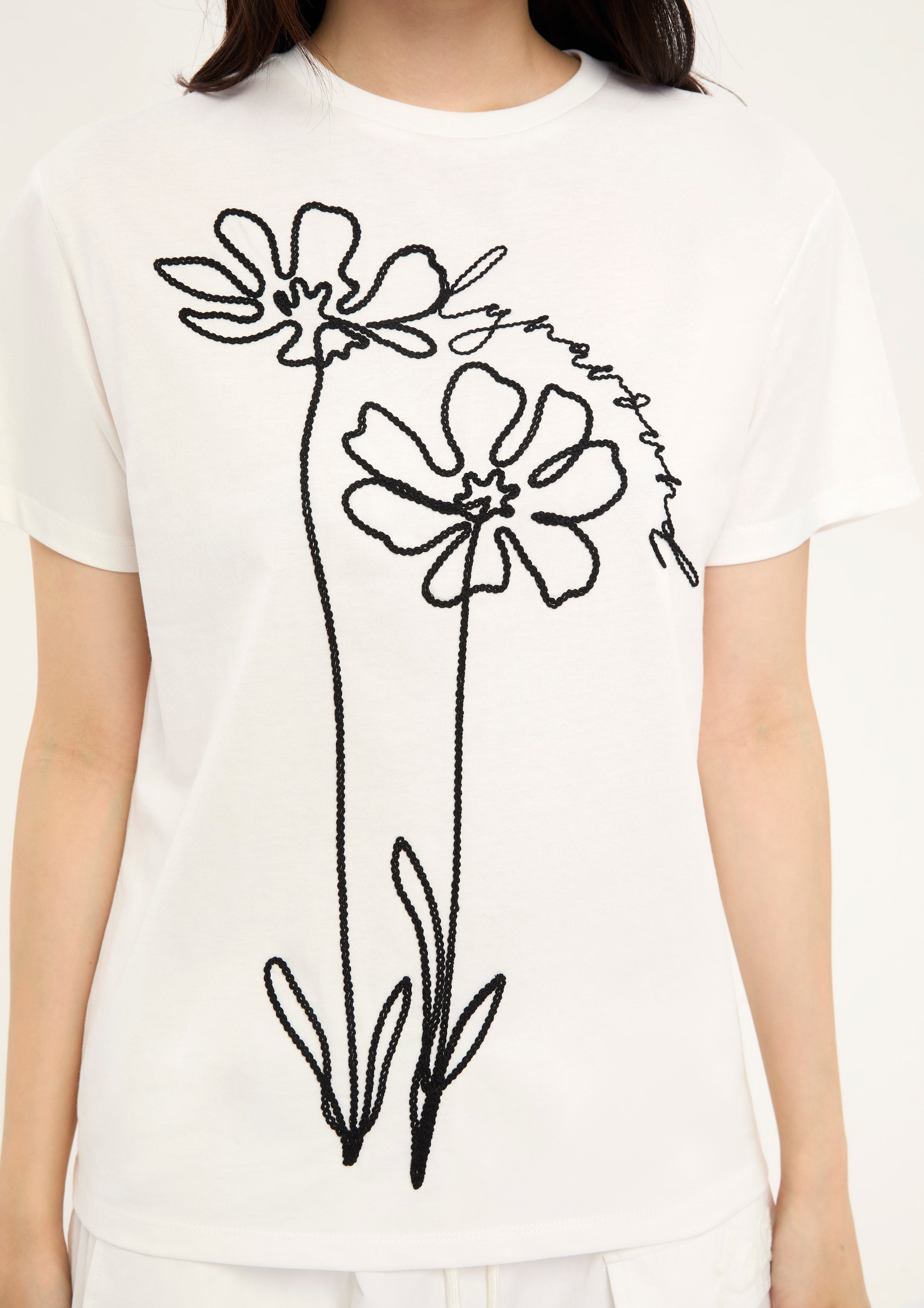 เสื้อยืดแขนสั้นปักลายดอกไม้ คอลเลกชัน Bloom in Shade & Shadow