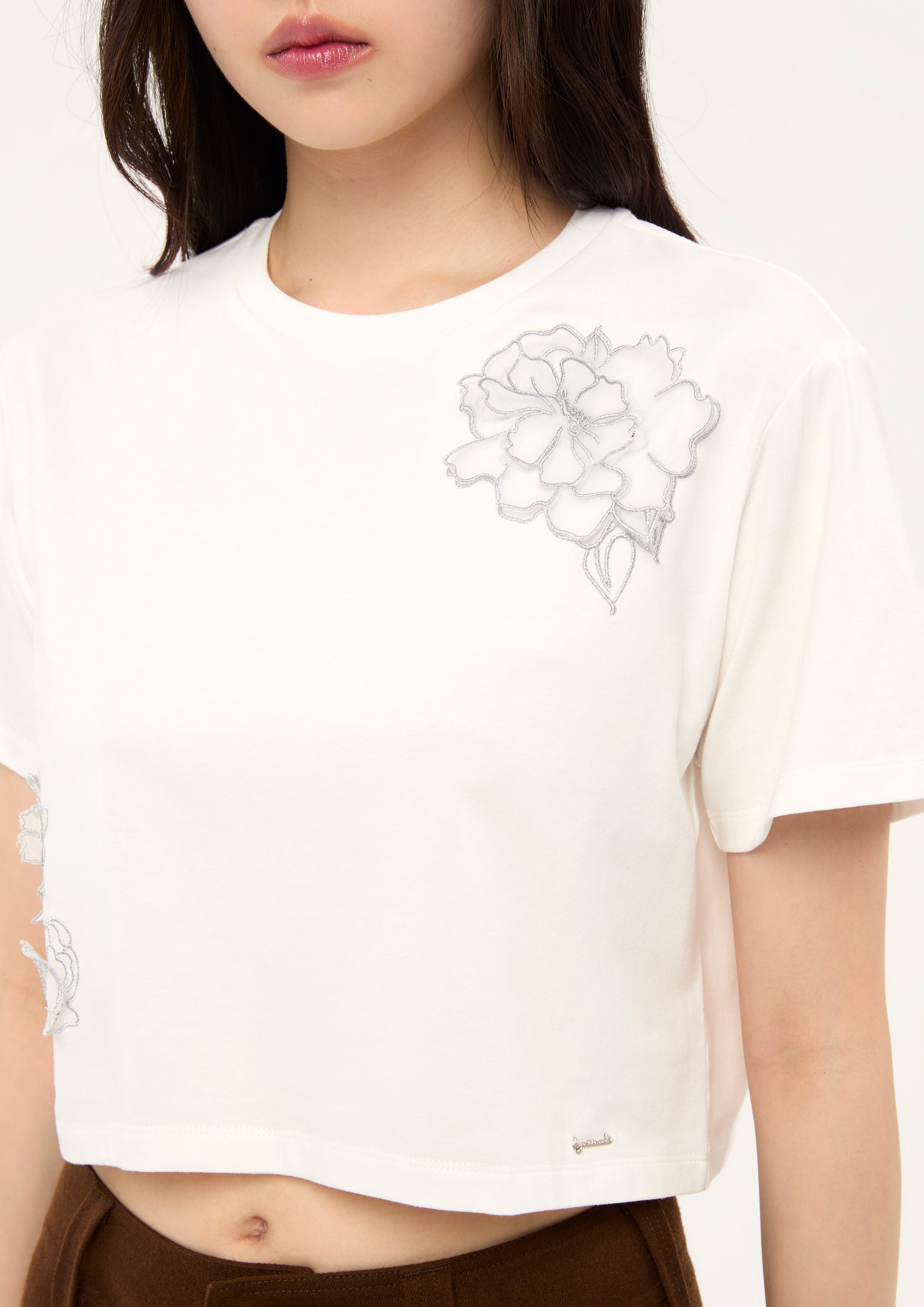 เสื้อครอปแขนสั้นแต่งแอพพลิเก้ดอกไม้ คอลเลกชัน Bloom in Shade & Shadow
