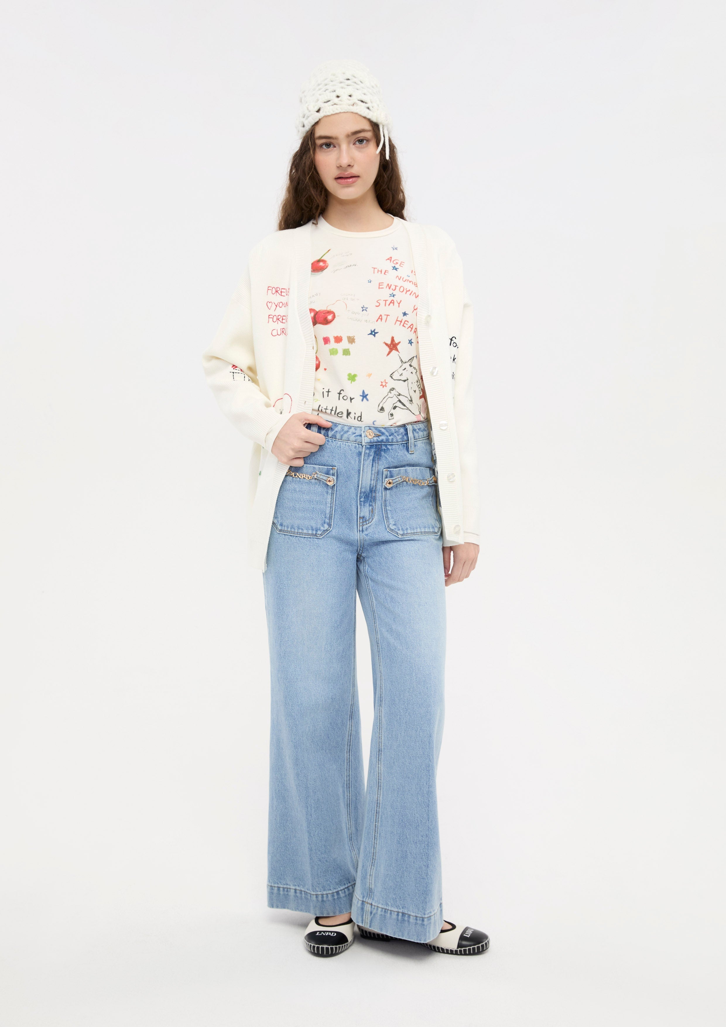 กางเกงเดนิมขายาวทรงขากว้างแต่งโลโก้ฮาร์ดแวร์โลหะ คอลเลกชัน Basic Denim