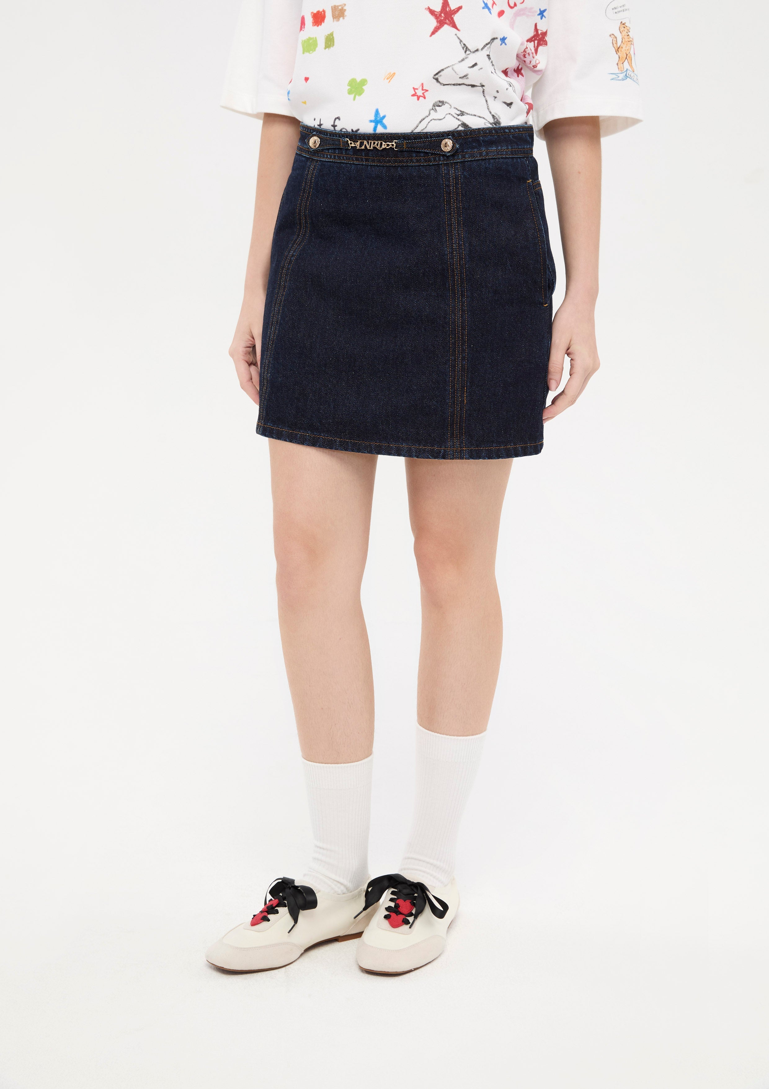 กระโปรงสั้นเดนิมแต่งโลโก้ฮาร์ดแวร์โลหะ คอลเลกชัน Basic Denim