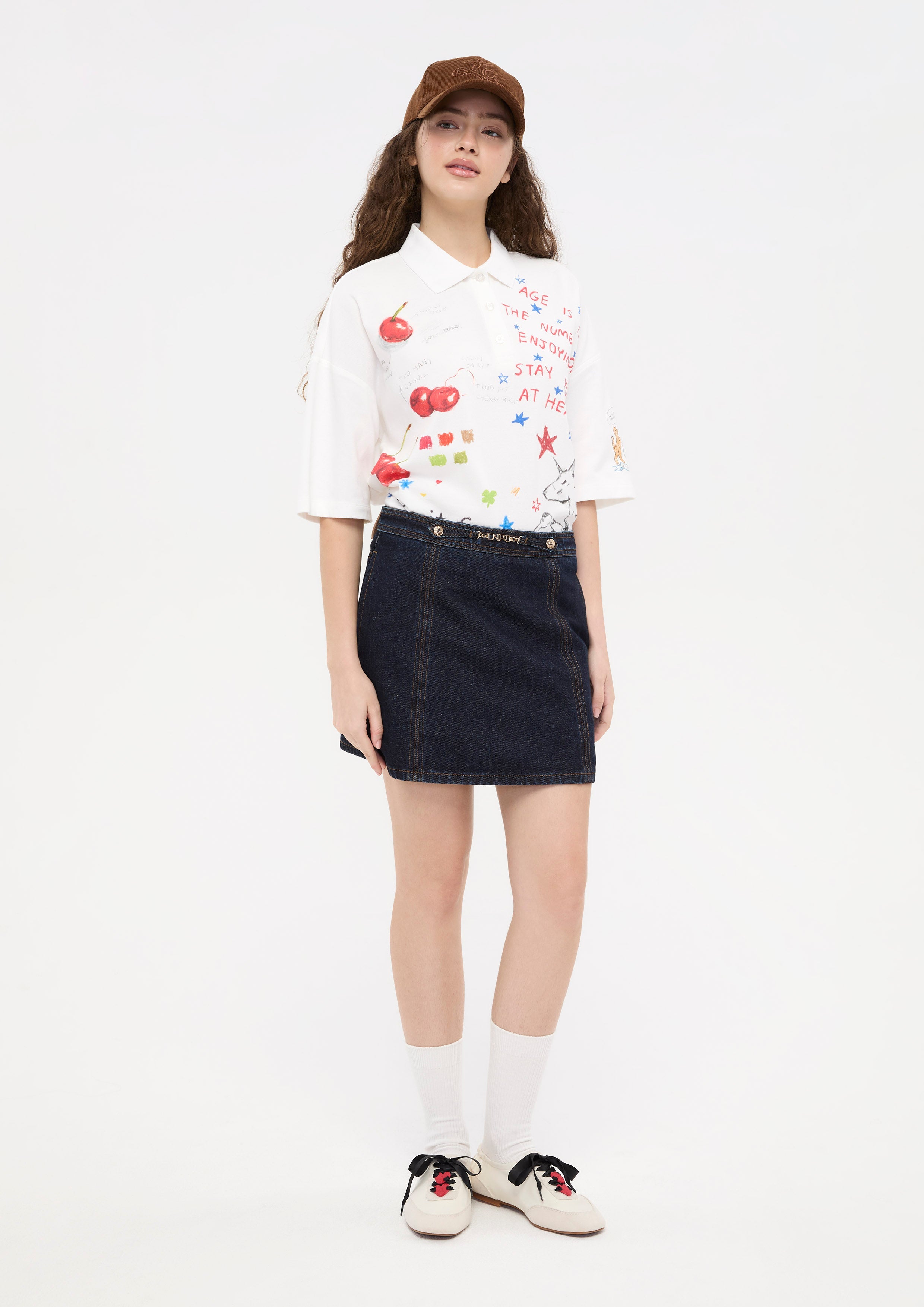 กระโปรงสั้นเดนิมแต่งโลโก้ฮาร์ดแวร์โลหะ คอลเลกชัน Basic Denim