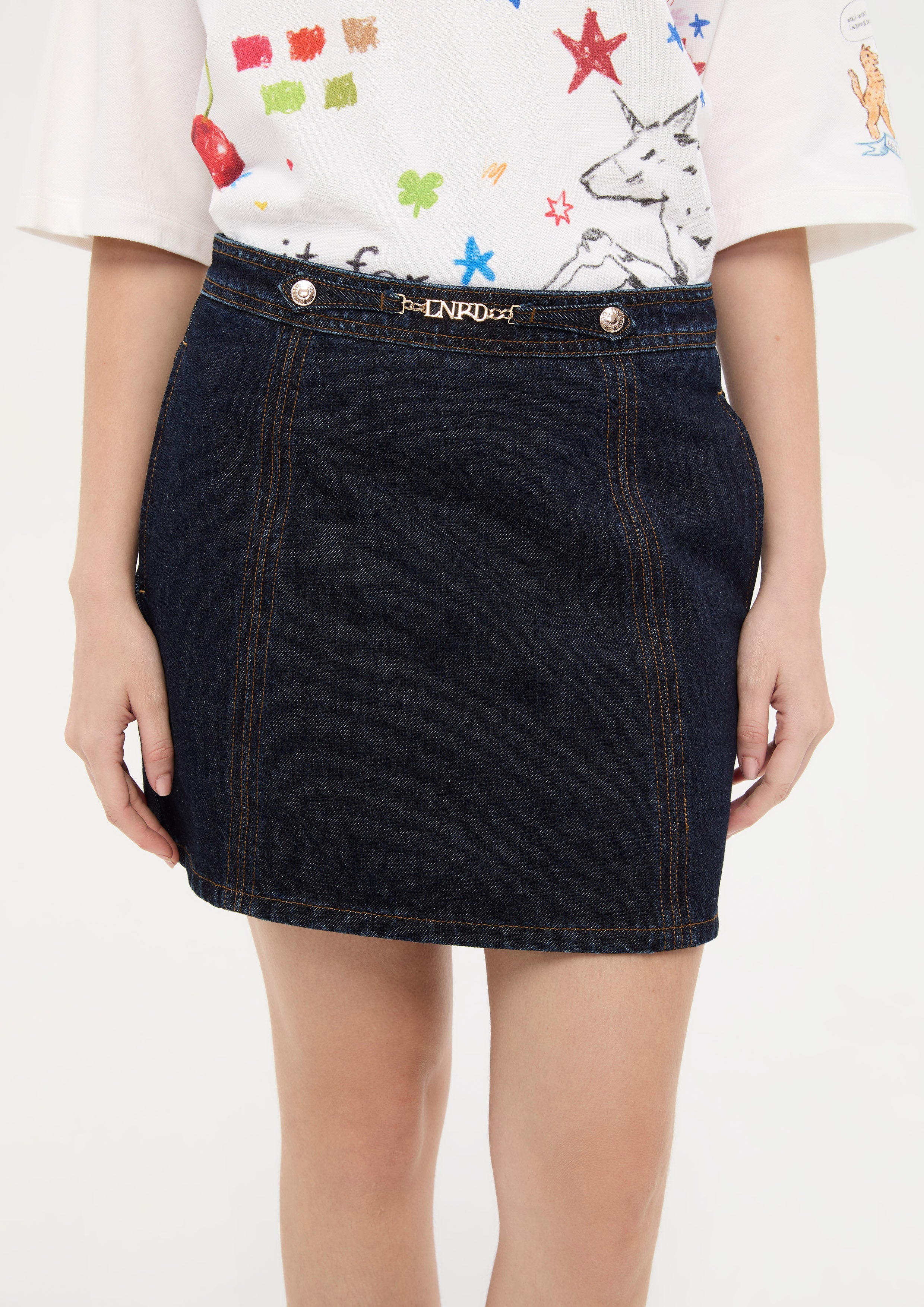 กระโปรงสั้นเดนิมแต่งโลโก้ฮาร์ดแวร์โลหะ คอลเลกชัน Basic Denim