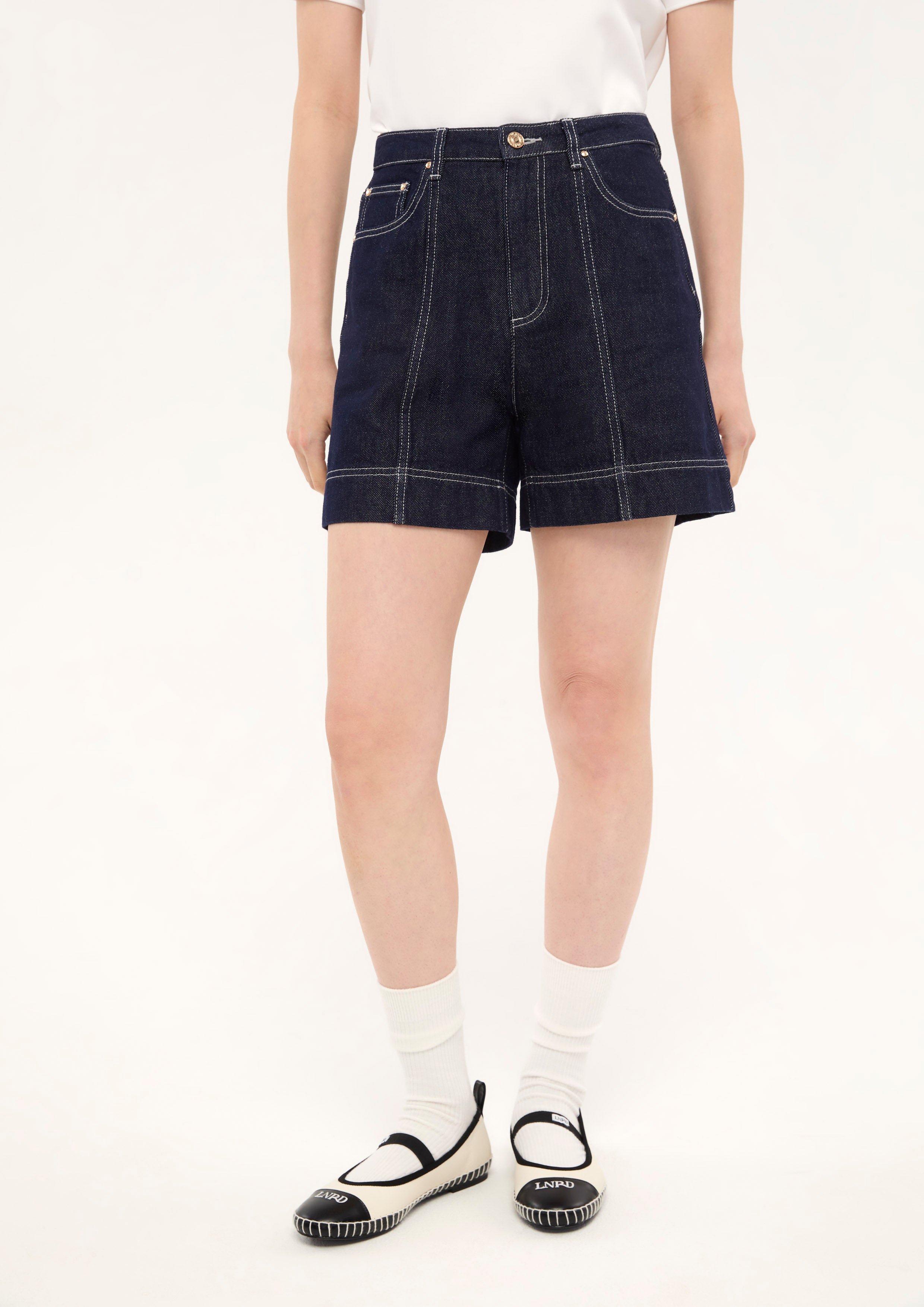 กางเกงเดนิมขาสั้นเดินด้านคอนทราสต์ คอลเลกชัน Basic Denim