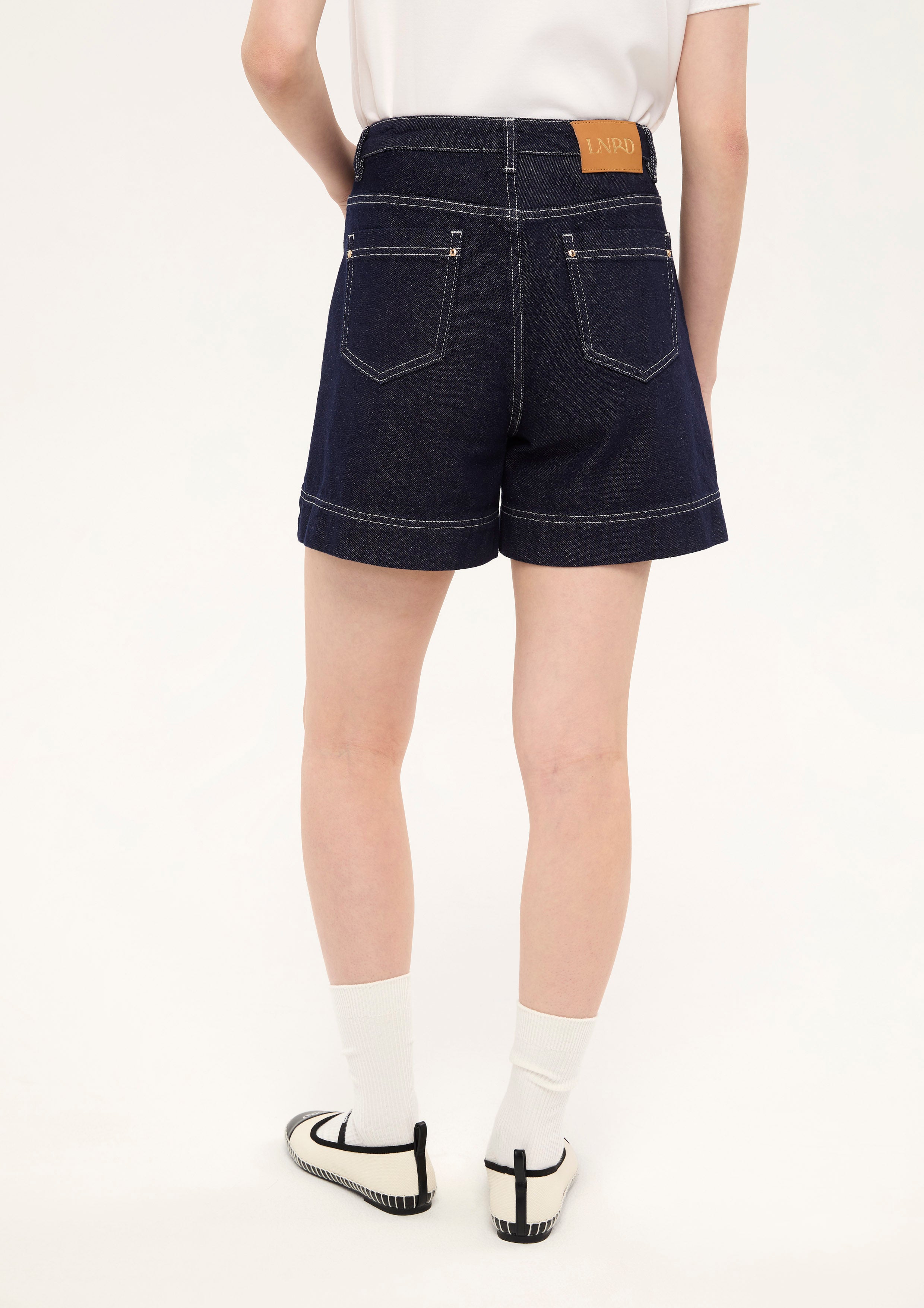 กางเกงเดนิมขาสั้นเดินด้านคอนทราสต์ คอลเลกชัน Basic Denim