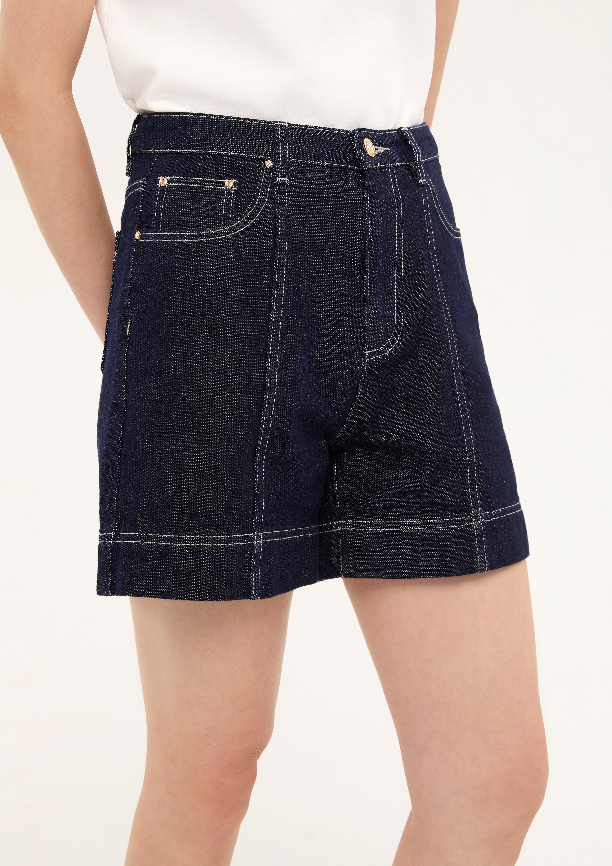 กางเกงเดนิมขาสั้นเดินด้านคอนทราสต์ คอลเลกชัน Basic Denim