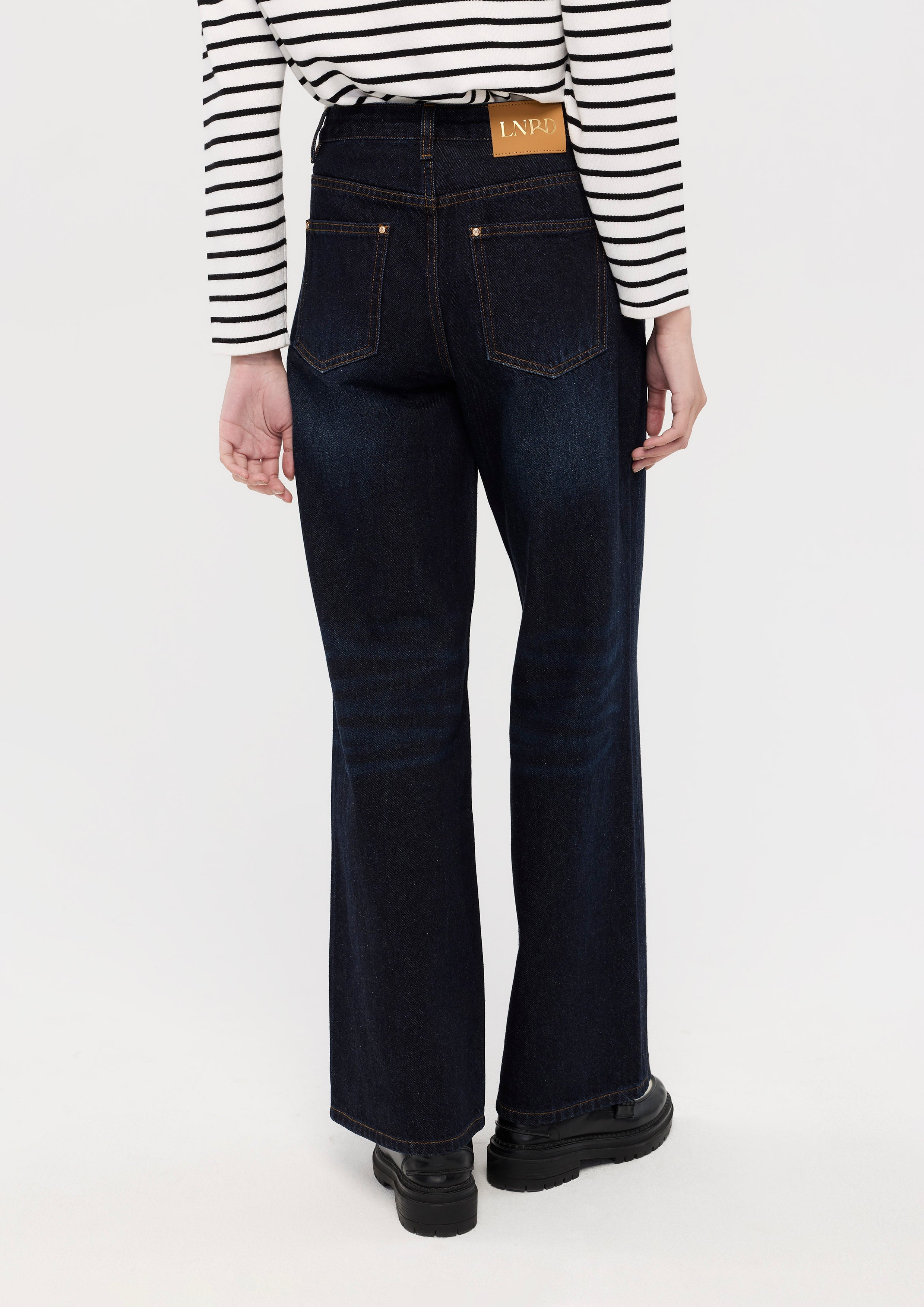 กางเกงขายาวทรงหลวมสีเฟดเดินด้ายคอนทราสต์ คอลเลกชัน Basic Denim