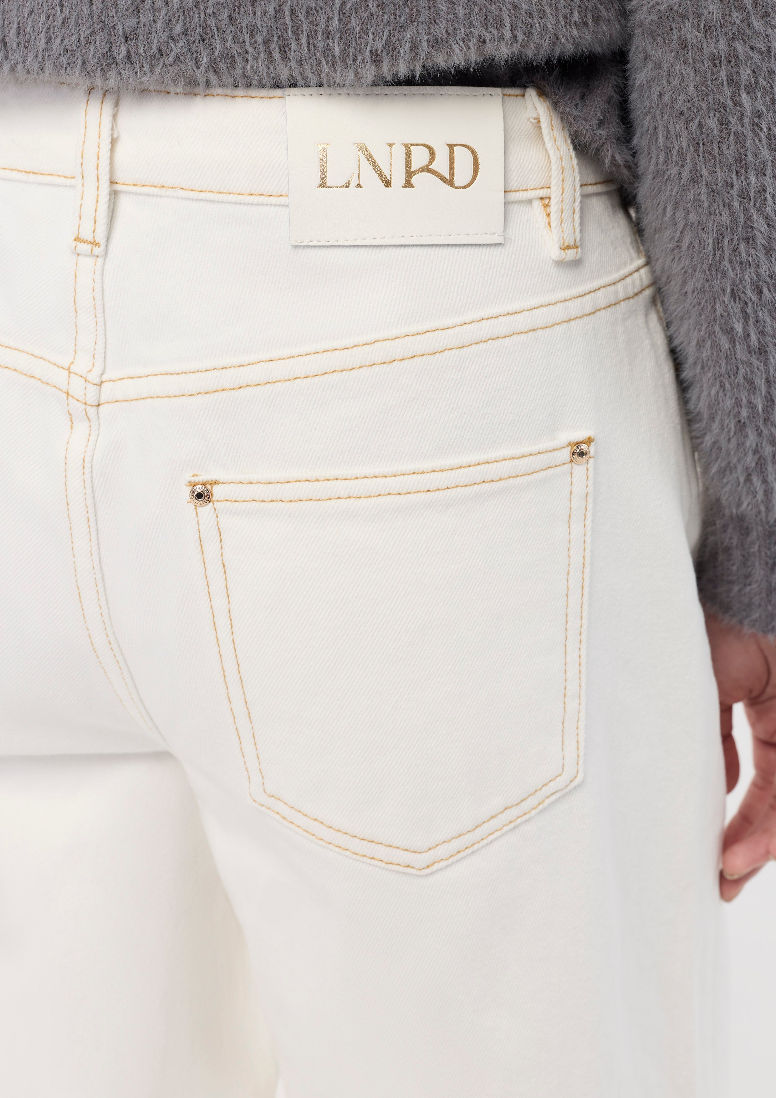 กางเกงขายาวทรงหลวมเดินด้ายคอนทราสต์ คอลเลกชัน Basic Denim