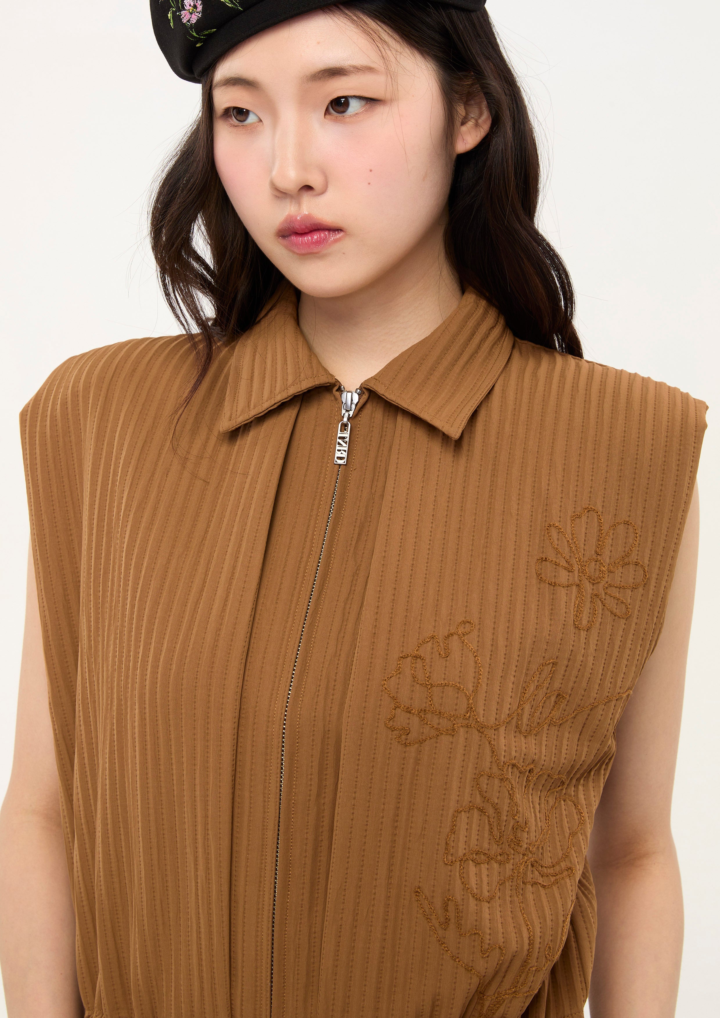 เสื้อกั๊กปักลายดอกไม้แต่งซิปหน้า คอลเลกชัน Bloom in Shade & Shadow
