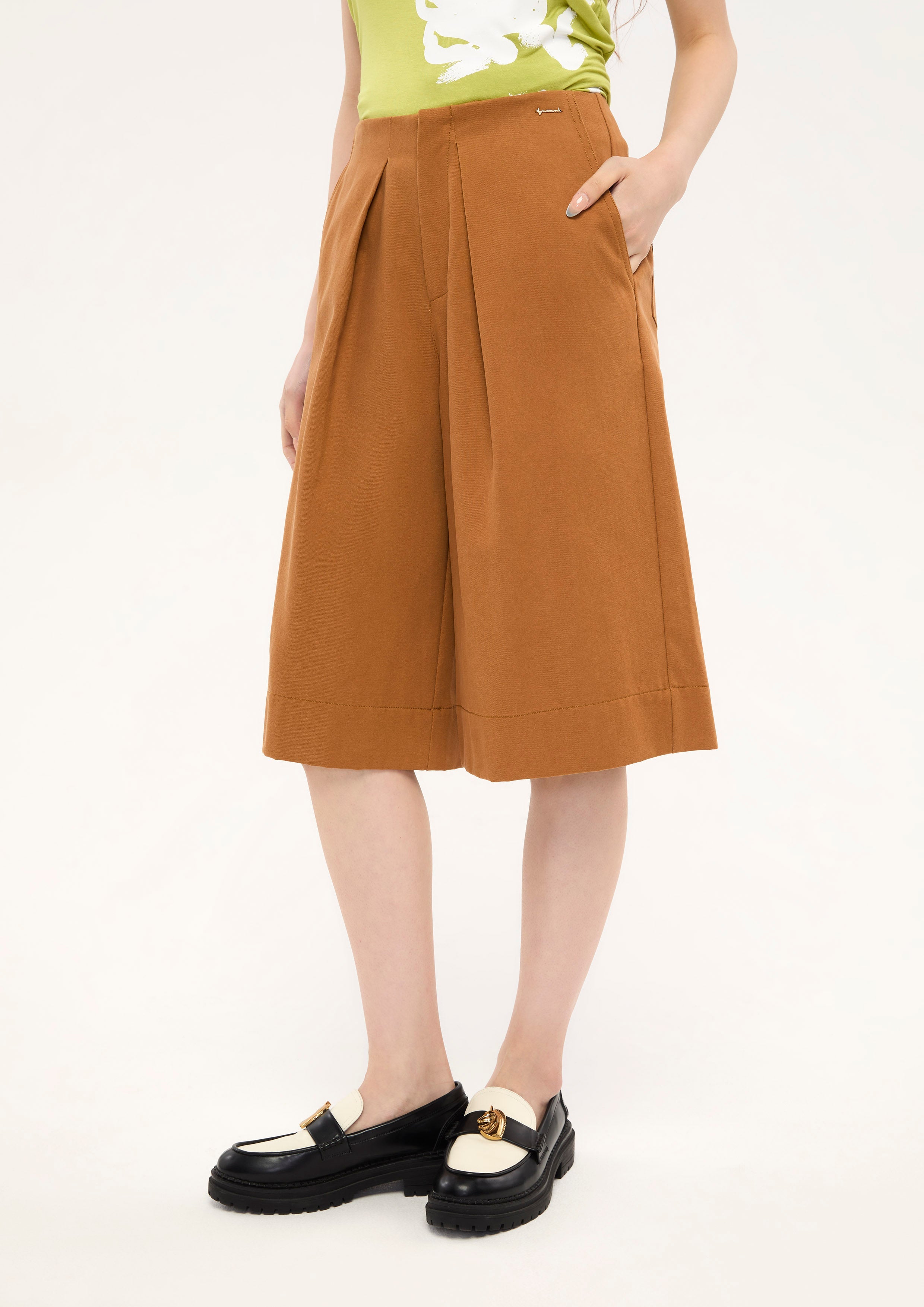 Front Pleated Bermuda Shorts Bloom in Shade & Shadow
