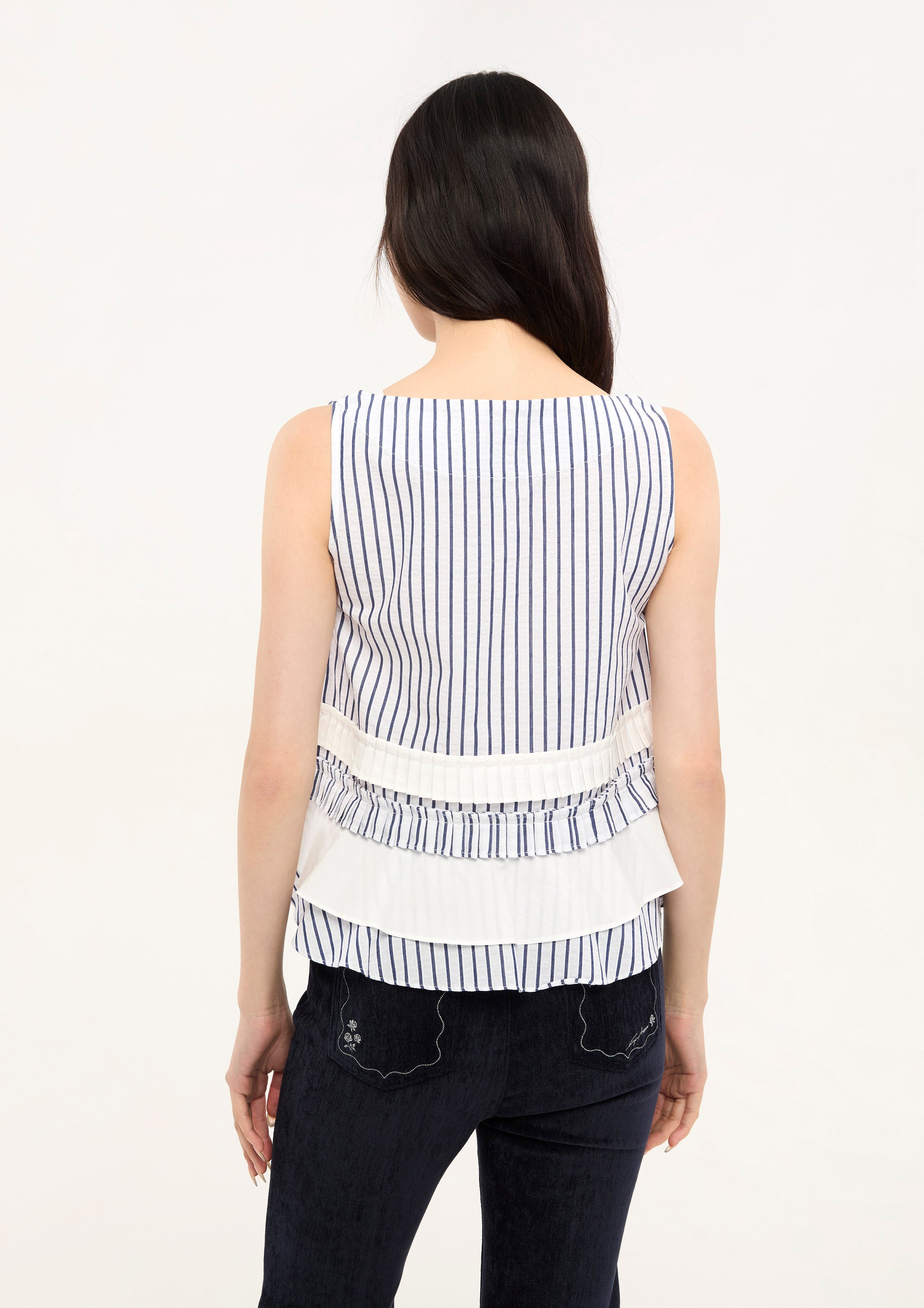 เสื้อลายทางแขนกุดแต่งลายปักดอกไม้ คอลเลกชัน Bloom in Shade & Shadow