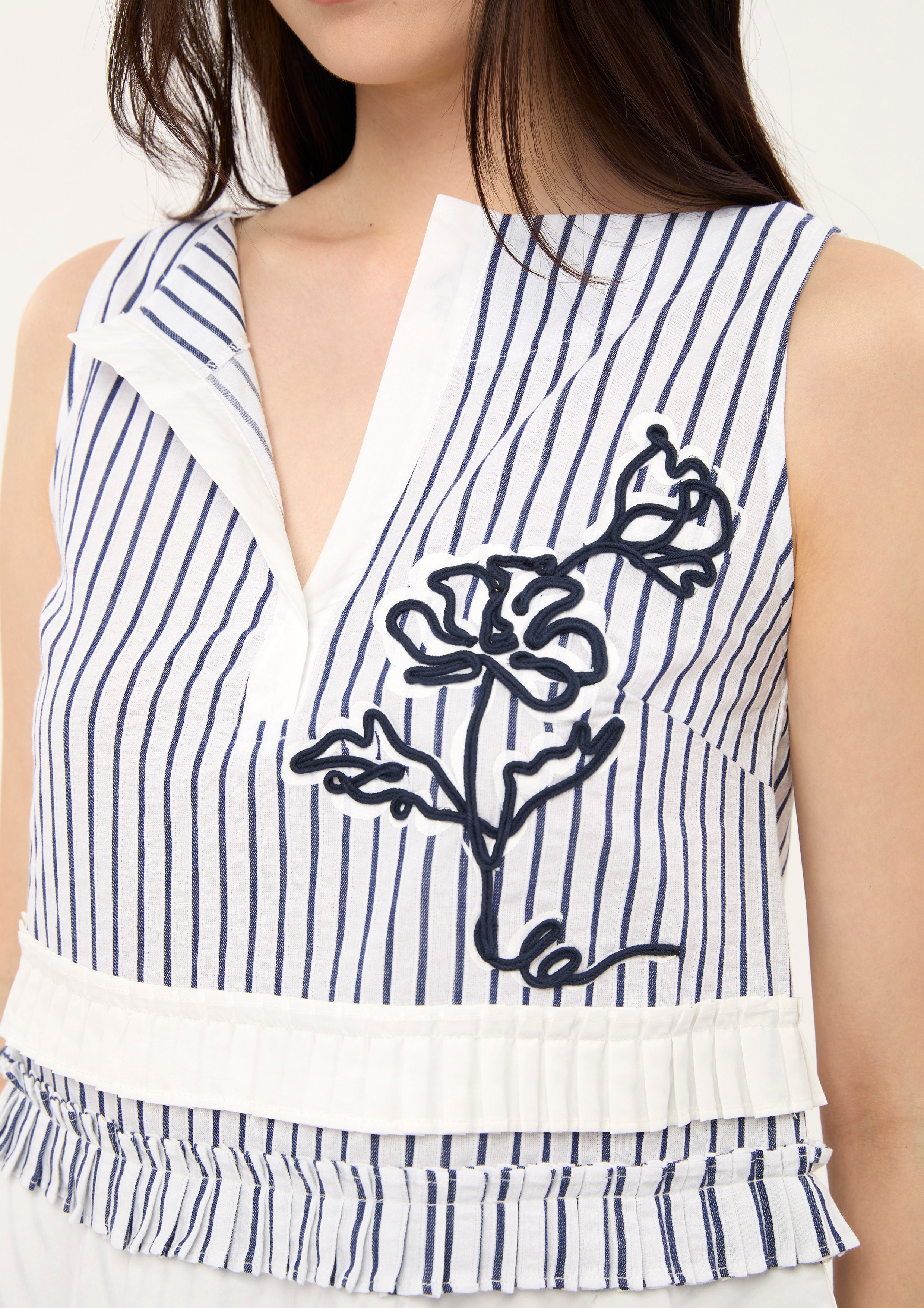 เสื้อลายทางแขนกุดแต่งลายปักดอกไม้ คอลเลกชัน Bloom in Shade & Shadow