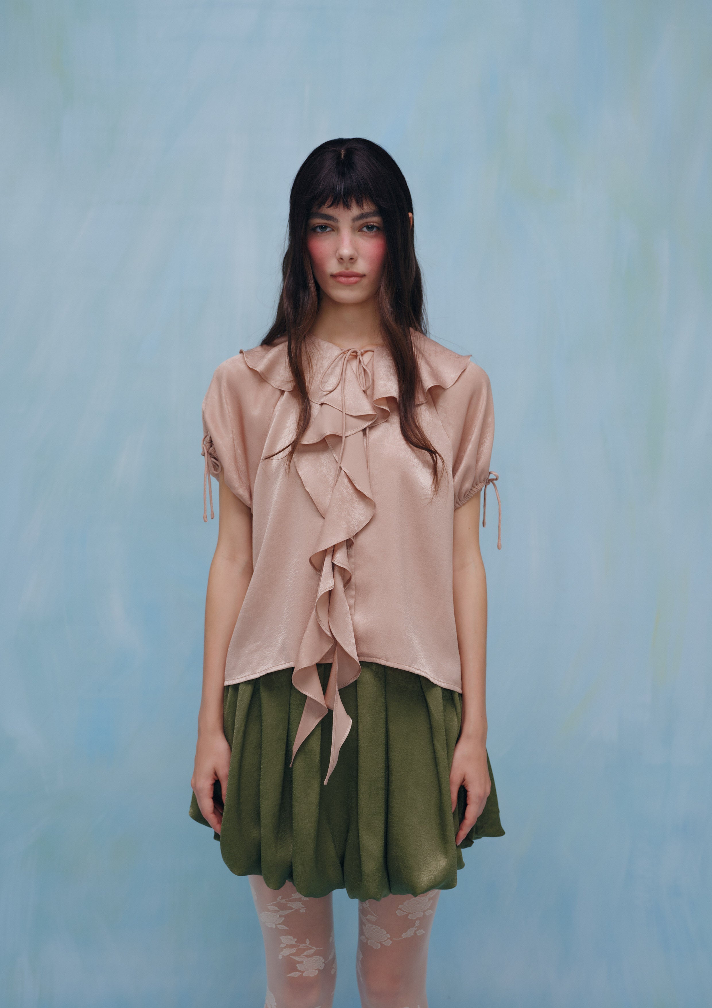 เสื้อเบลาส์แขนสั้นซาตินแต่งระบาย คอลเลกชัน Bloom in Shade & Shadow
