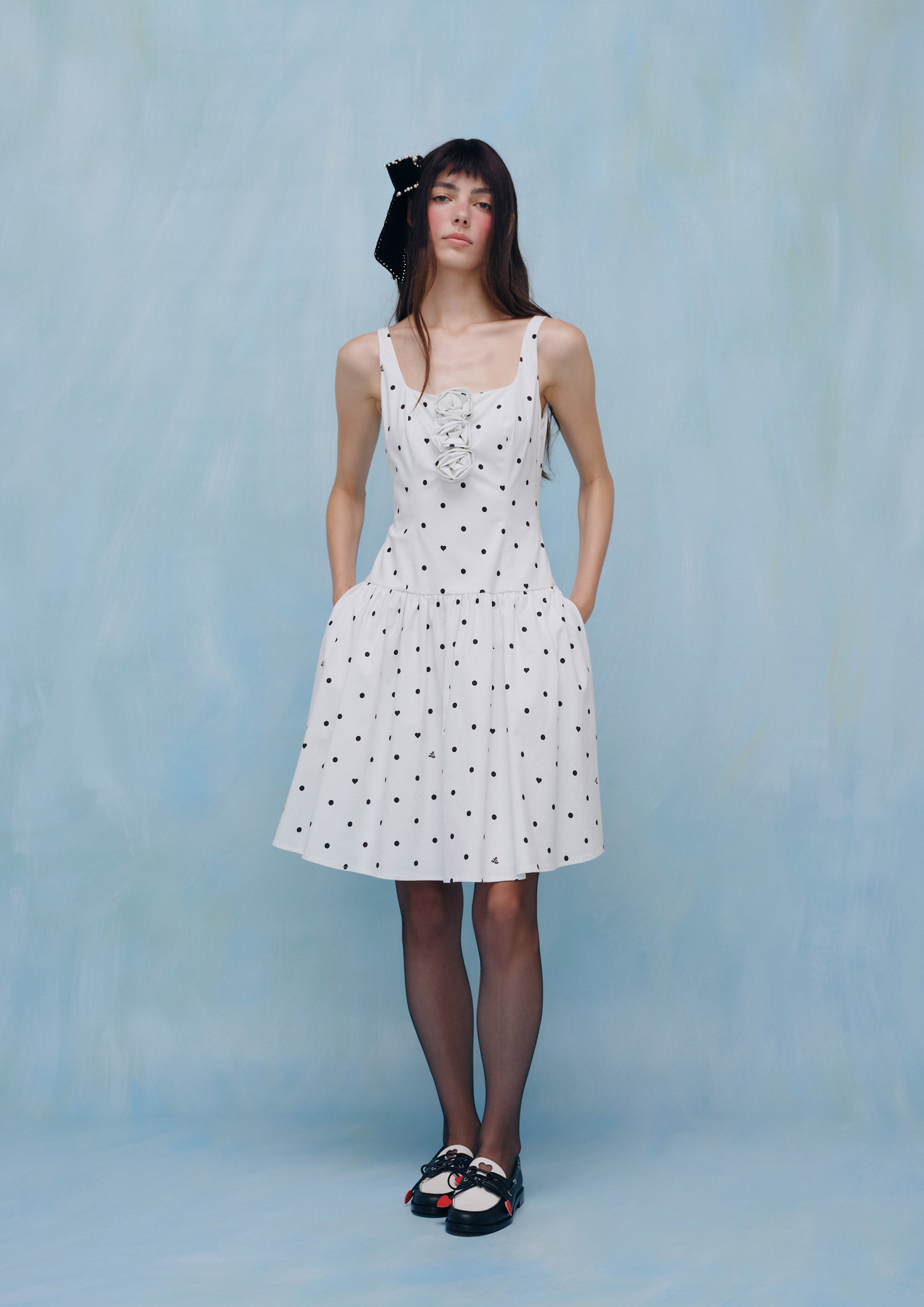 เดรสสั้นลายโพลกาดอตแต่งแอพพลิเก้ดอกกุหลาบ คอลเลกชัน La Femme Demure
