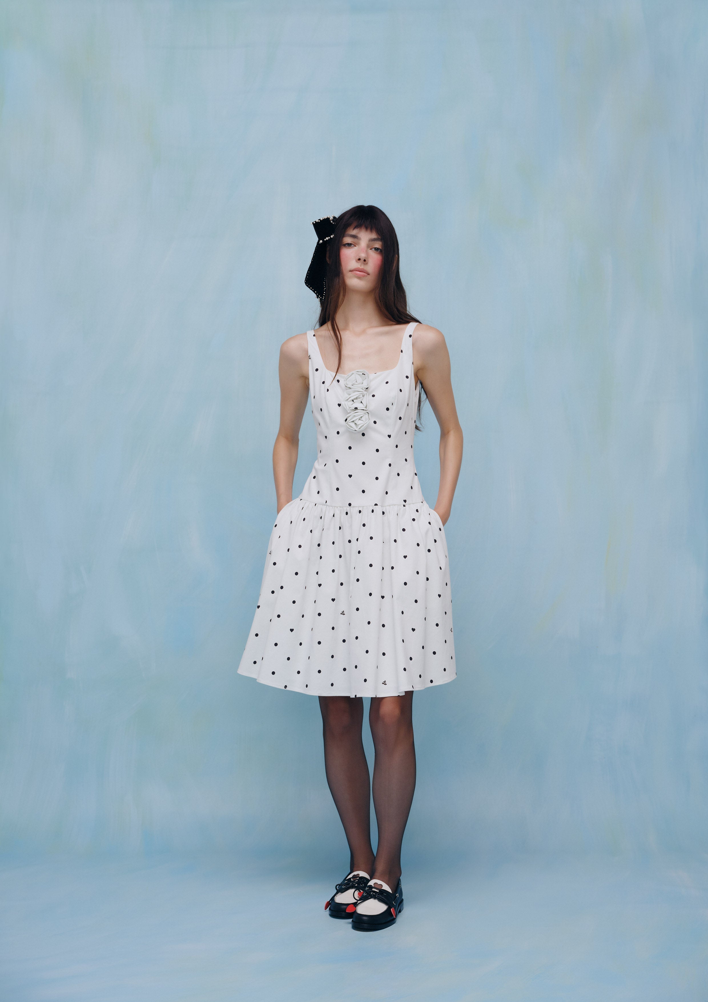 เดรสสั้นลายโพลกาดอตแต่งแอพพลิเก้ดอกกุหลาบ คอลเลกชัน La Femme Demure