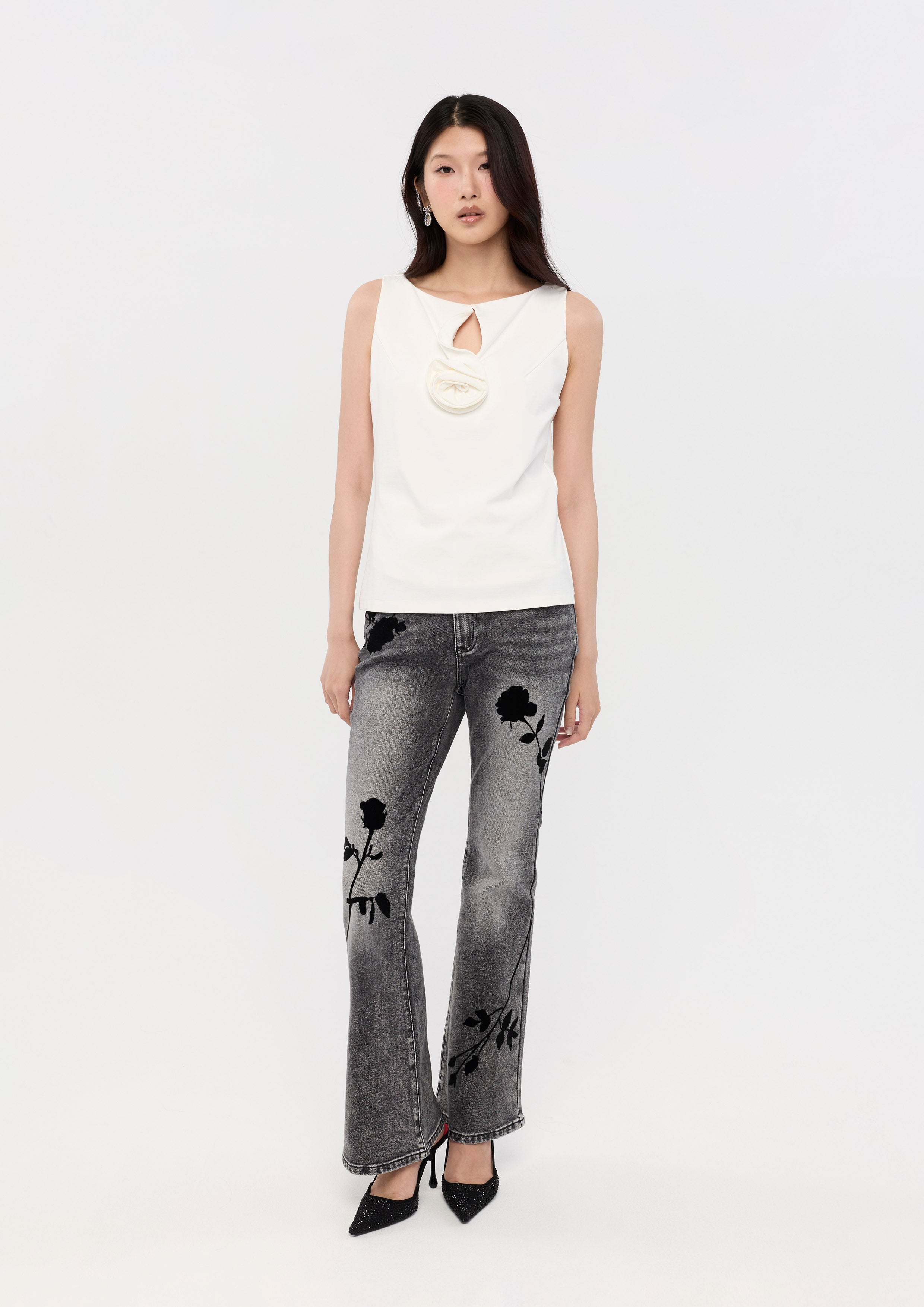 เสื้อแขนกุดแต่งแอพพลิเก้ดอกกุหลาบ คอลเลกชัน La Femme Demure