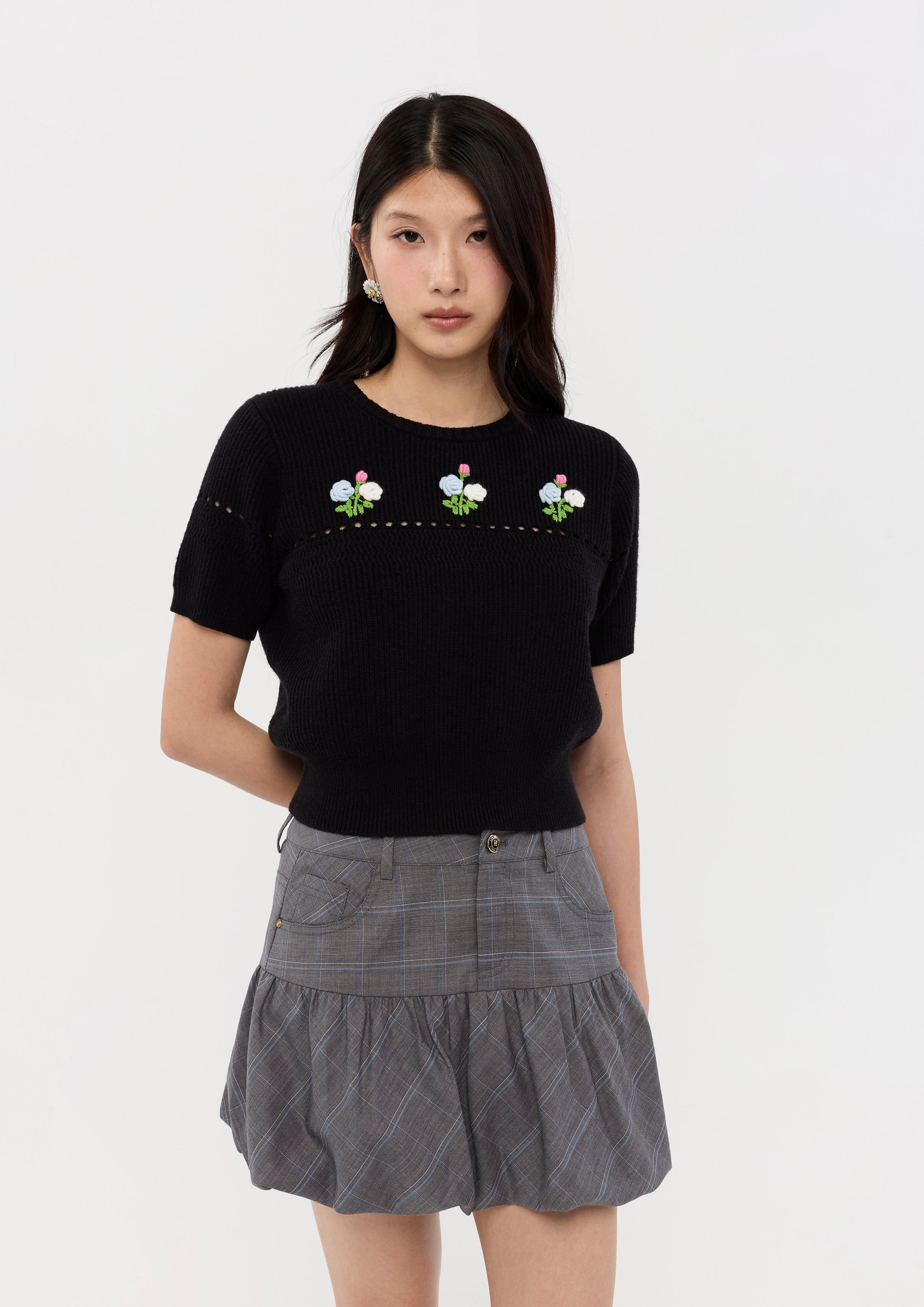 เสื้อแขนสั้นผ้านิตปักลายดอกกุหลาบ คอลเลกชัน Sweet Nothing
