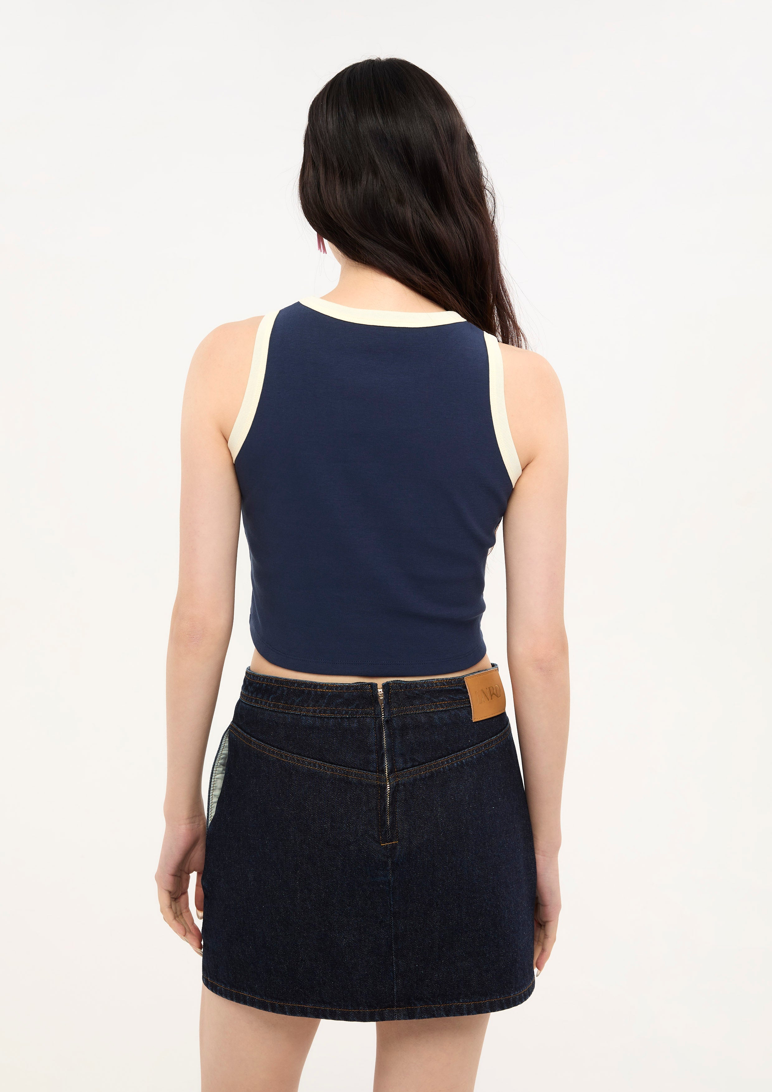 เสื้อครอปแต่งโลโก้ขอบคอนทราสต์ คอลเลกชัน LNRD Signature