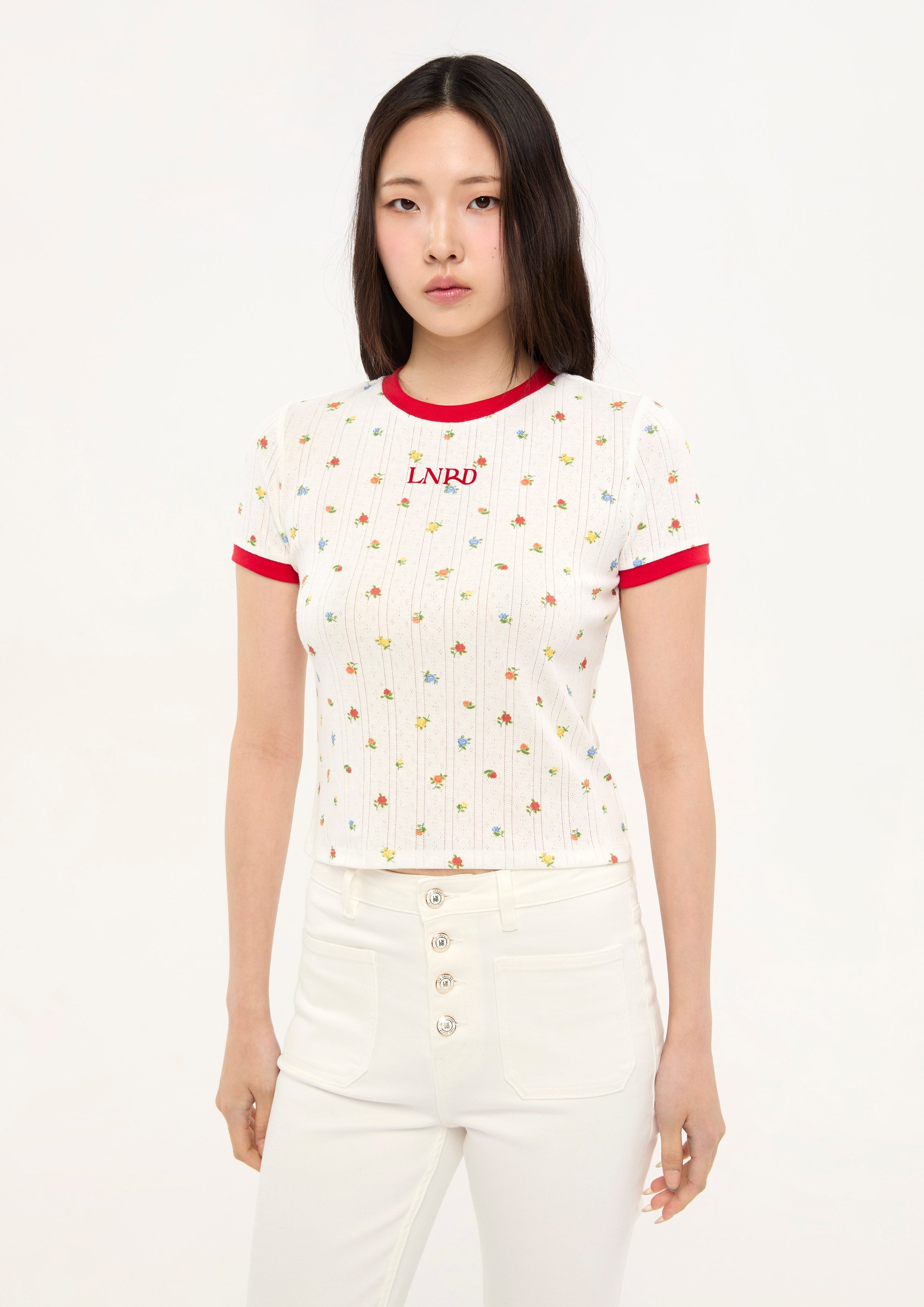 เสื้อยืดแขนสั้นปักโลโก้แต่งลายดอกไม้ คอลเลกชัน LNRD Signature
