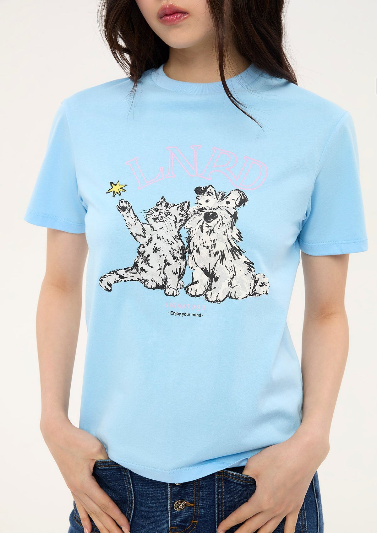 เสื้อยืดแขนสั้นพิมพ์ลาย Bobby Tabby คอลเลกชัน LNRD Signature