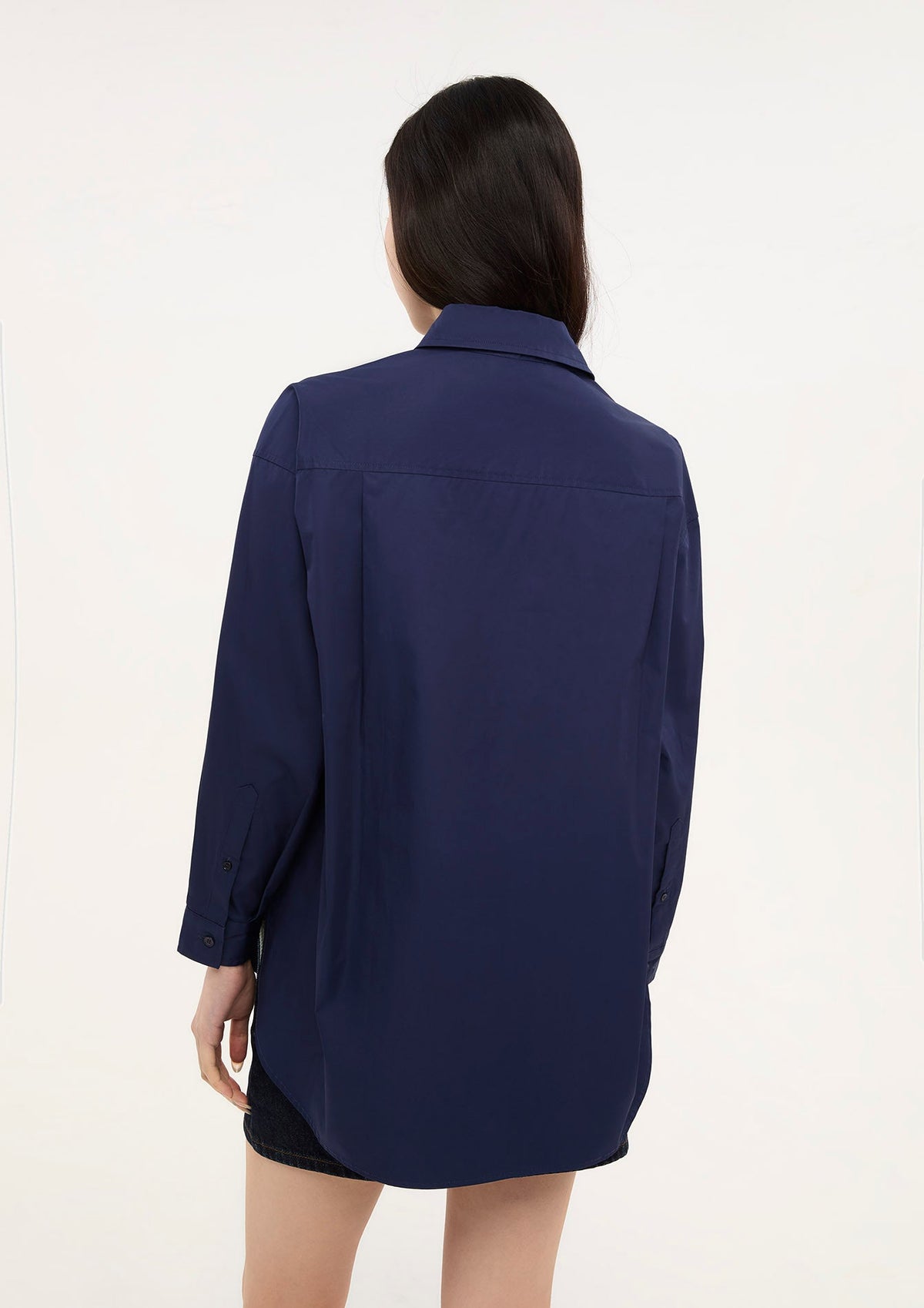 เสื้อเชิ้ตแขนยาวทรงรีแล็กซ์แต่งแพทข์โลโก้ คอลเลกชัน LNRD Signature