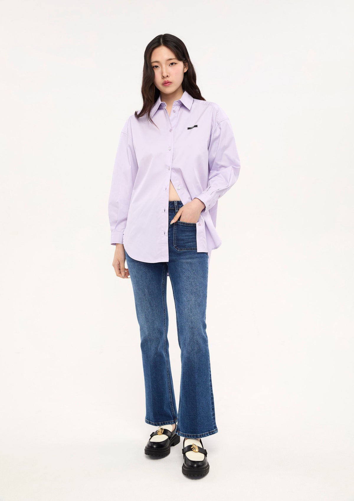 เสื้อเชิ้ตแขนยาวทรงรีแล็กซ์แต่งแพทข์โลโก้ คอลเลกชัน LNRD Signature