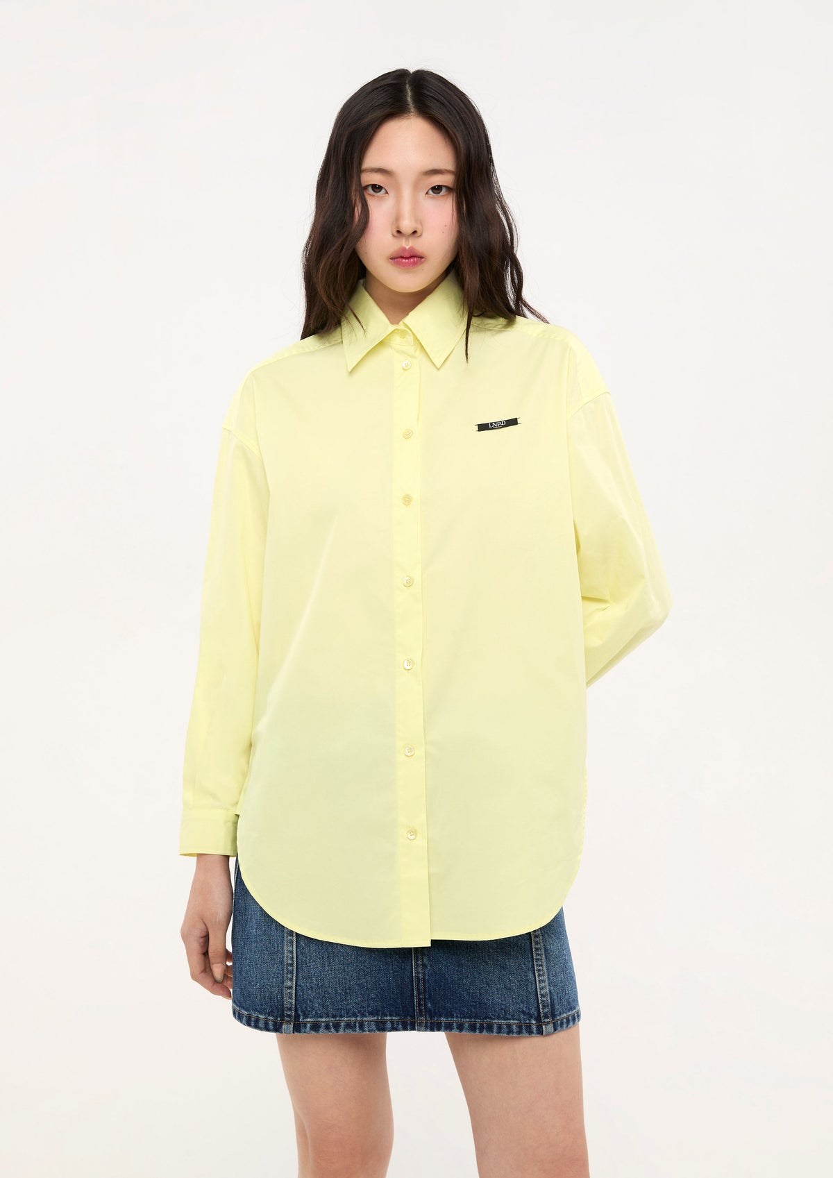 เสื้อเชิ้ตแขนยาวทรงรีแล็กซ์แต่งแพทข์โลโก้ คอลเลกชัน LNRD Signature
