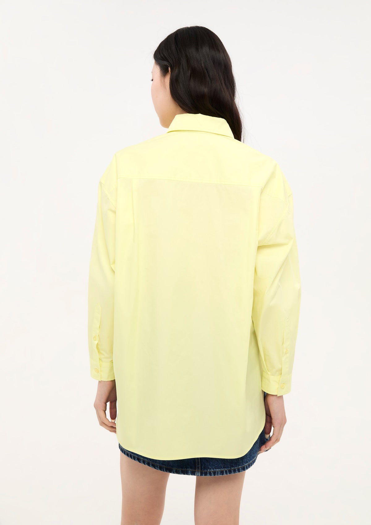 เสื้อเชิ้ตแขนยาวทรงรีแล็กซ์แต่งแพทข์โลโก้ คอลเลกชัน LNRD Signature
