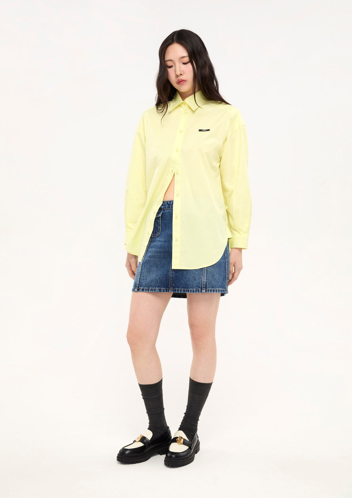 เสื้อเชิ้ตแขนยาวทรงรีแล็กซ์แต่งแพทข์โลโก้ คอลเลกชัน LNRD Signature