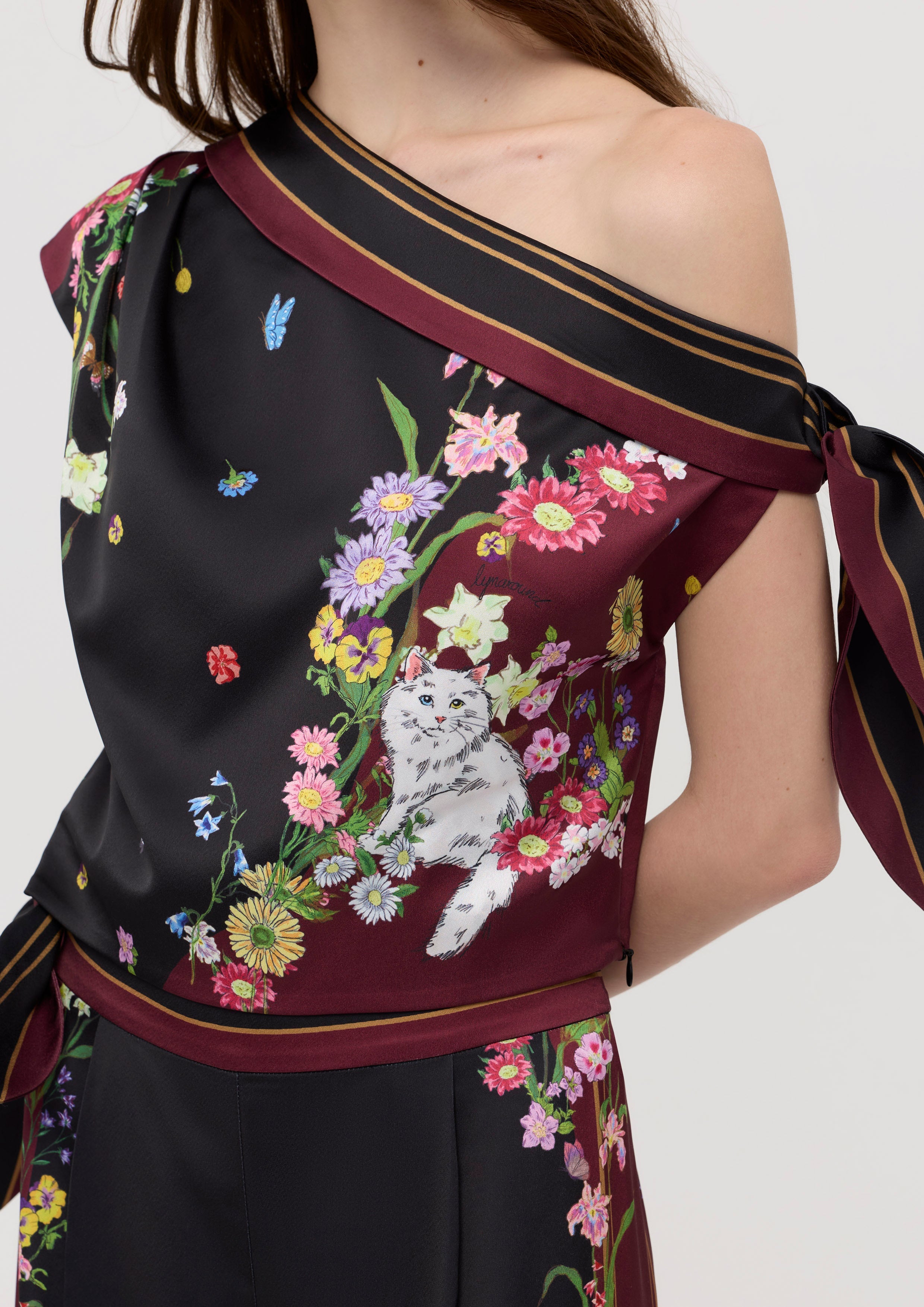 เสื้อปาดไหล่พิมพ์ลายดอกไม้ คอลเลกชัน Garden Poetry