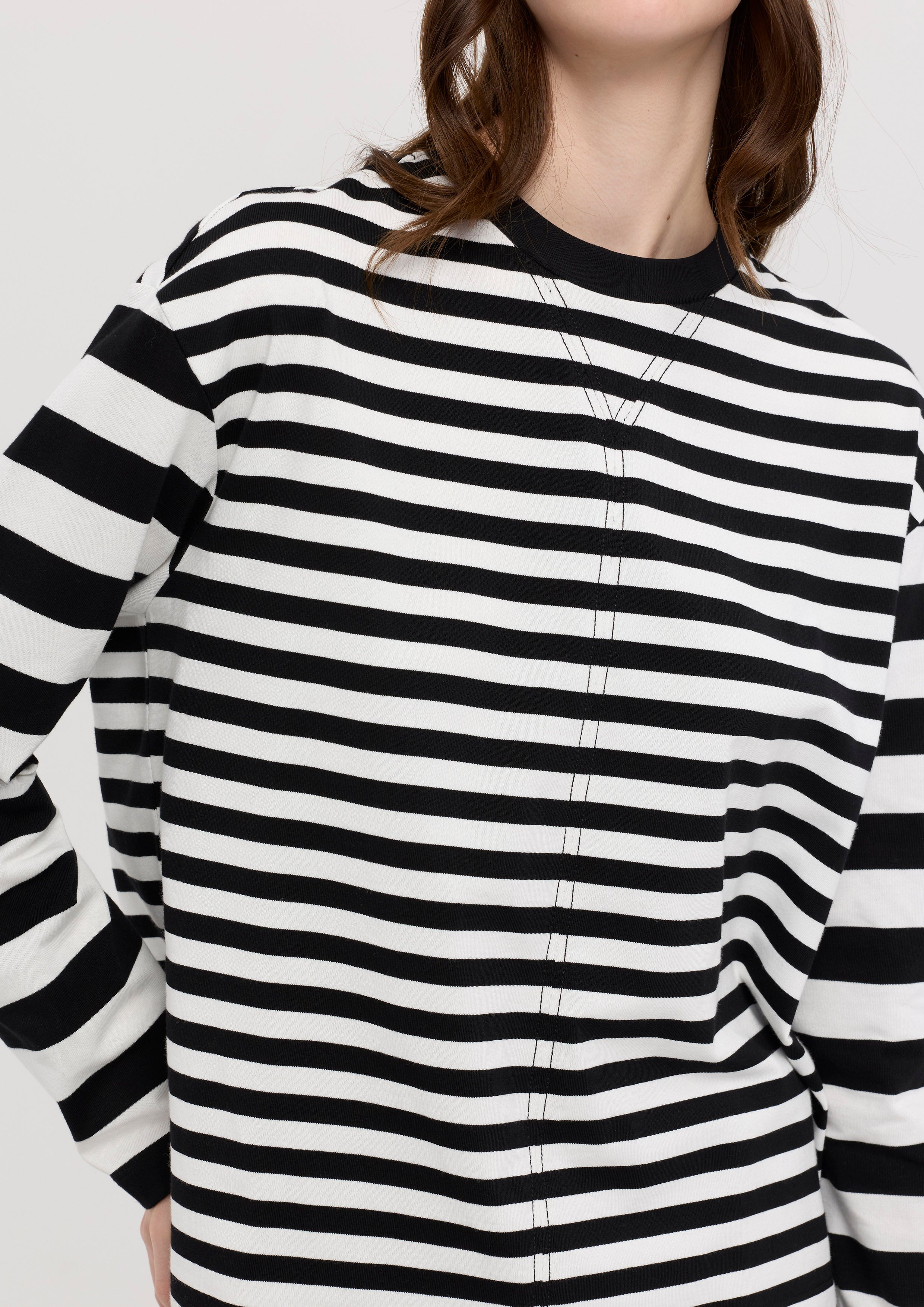 เสื้อแขนยาวลายทางแต่งแพทช์ คอลเลกชัน Lyn around x SMILEY