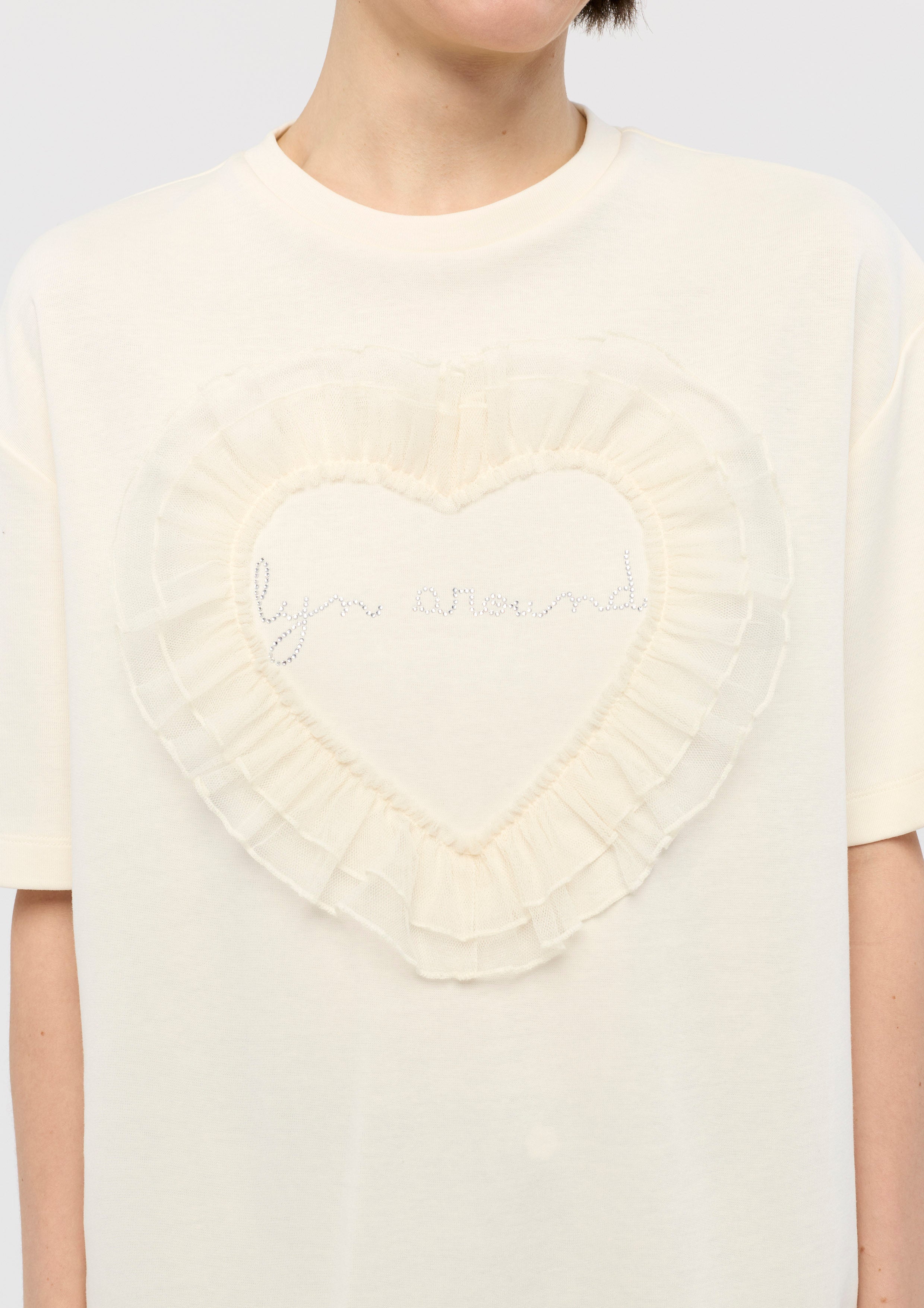 เสื้อยืดแขนสั้นแต่งโลโก้และระบายโมทีฟหัวใจ คอลเลกชัน Mon Petit Ruban