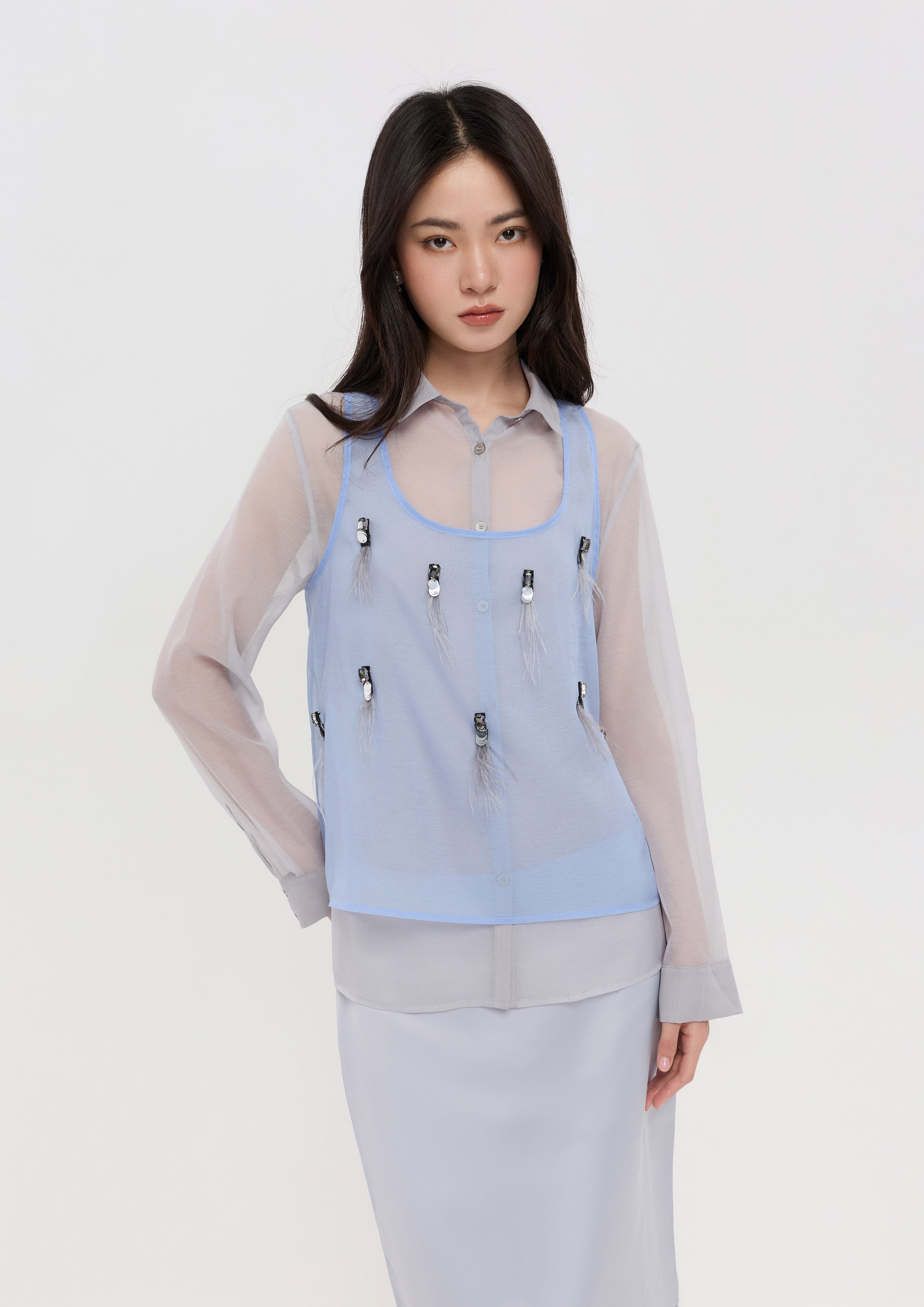 เสื้อเชิ้ตเลเยอร์ผ้าเชียร์แต่งเหลื่อมและพู่ขนนก คอลเลกชัน Pristine Blue Sky