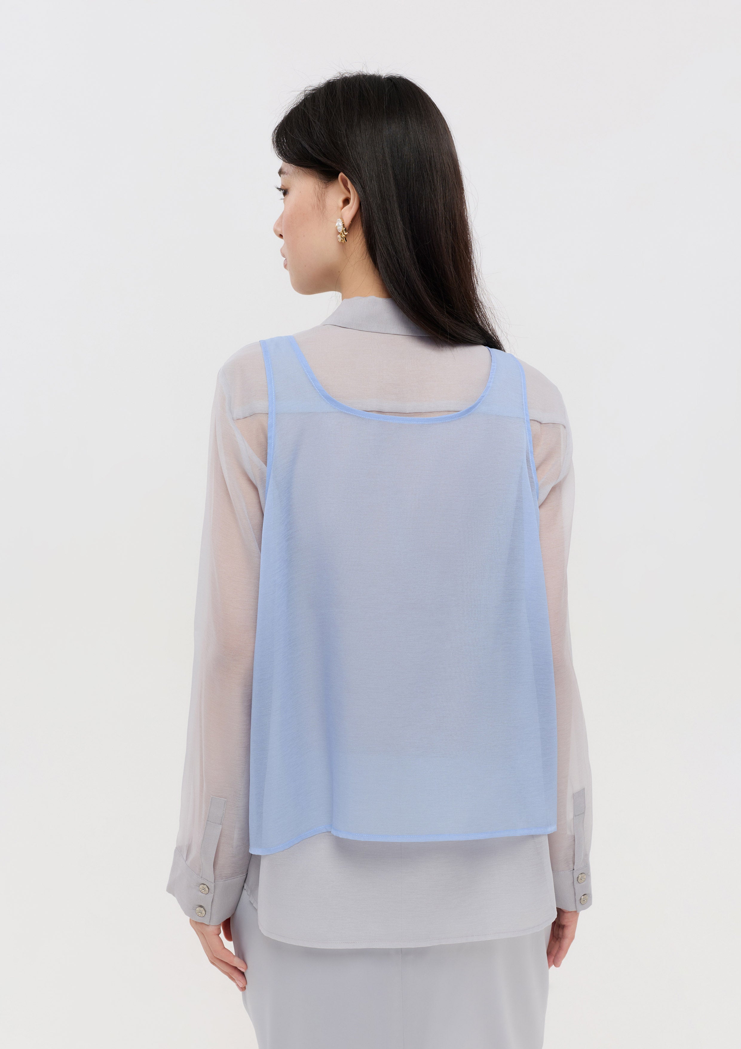 เสื้อเชิ้ตเลเยอร์ผ้าเชียร์แต่งเหลื่อมและพู่ขนนก คอลเลกชัน Pristine Blue Sky