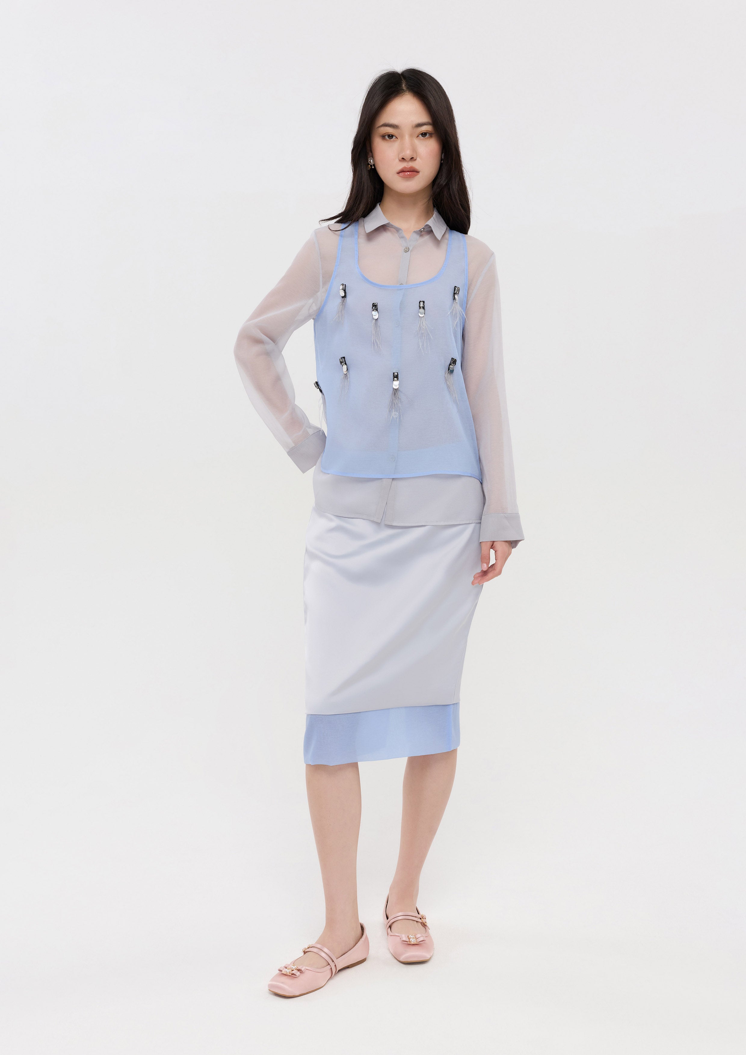 เสื้อเชิ้ตเลเยอร์ผ้าเชียร์แต่งเหลื่อมและพู่ขนนก คอลเลกชัน Pristine Blue Sky