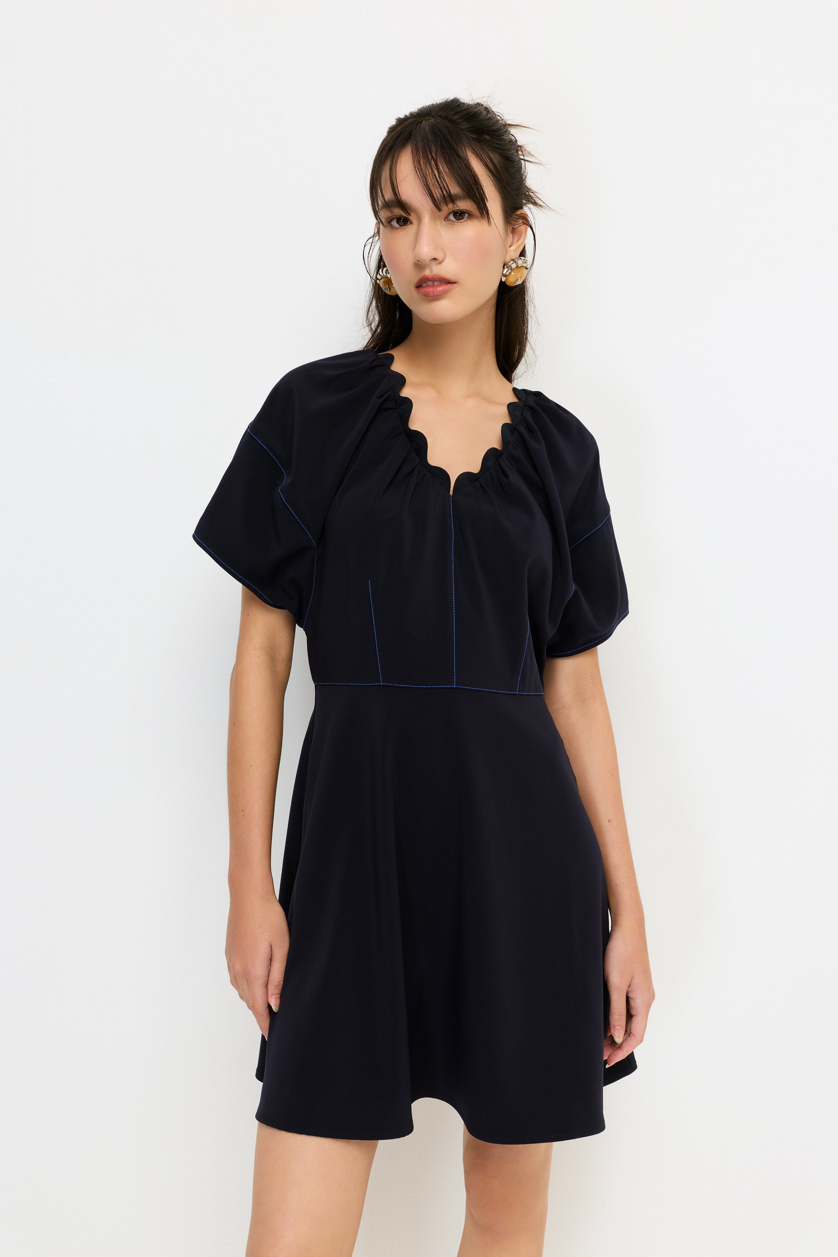 เดรสสั้นคอเสื้อวี คอลเลกชัน Crystaline