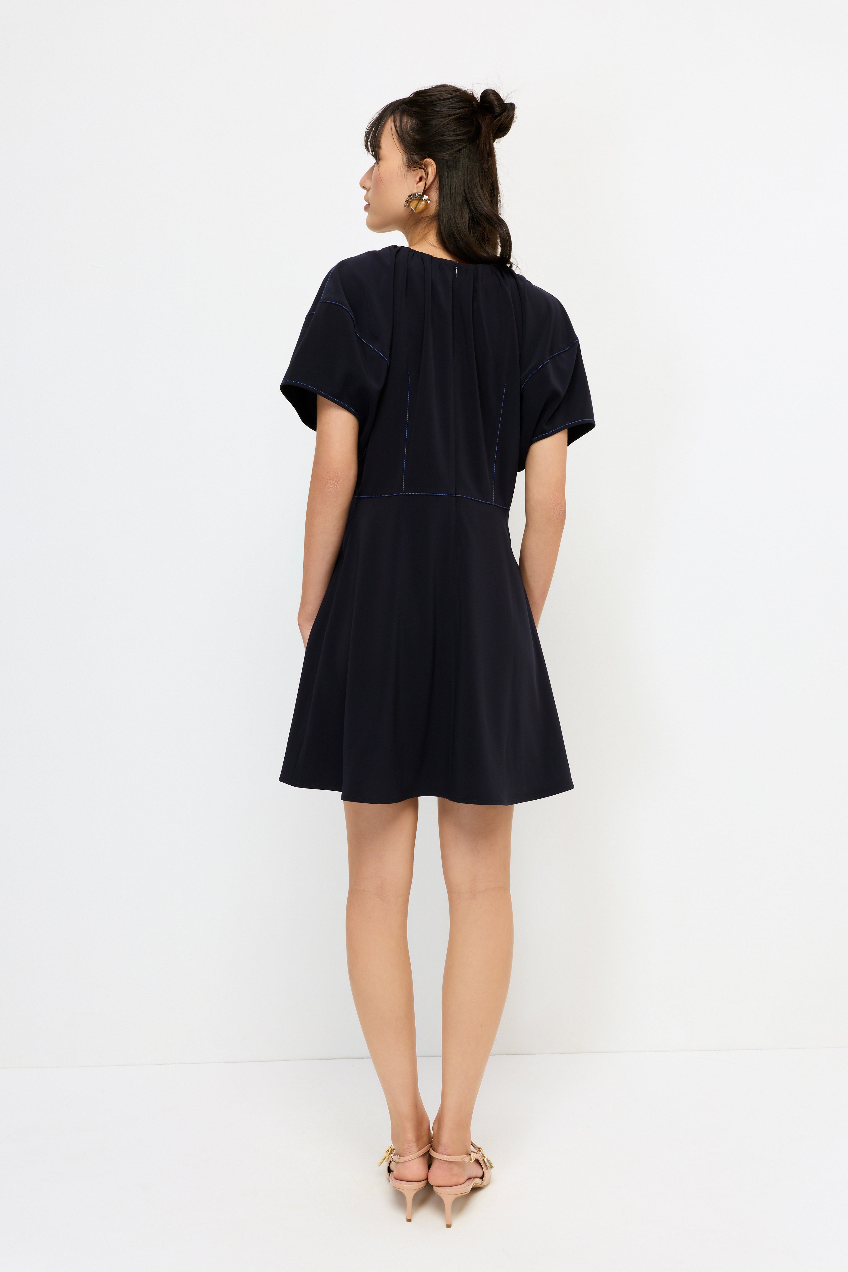 เดรสสั้นคอเสื้อวี คอลเลกชัน Crystaline