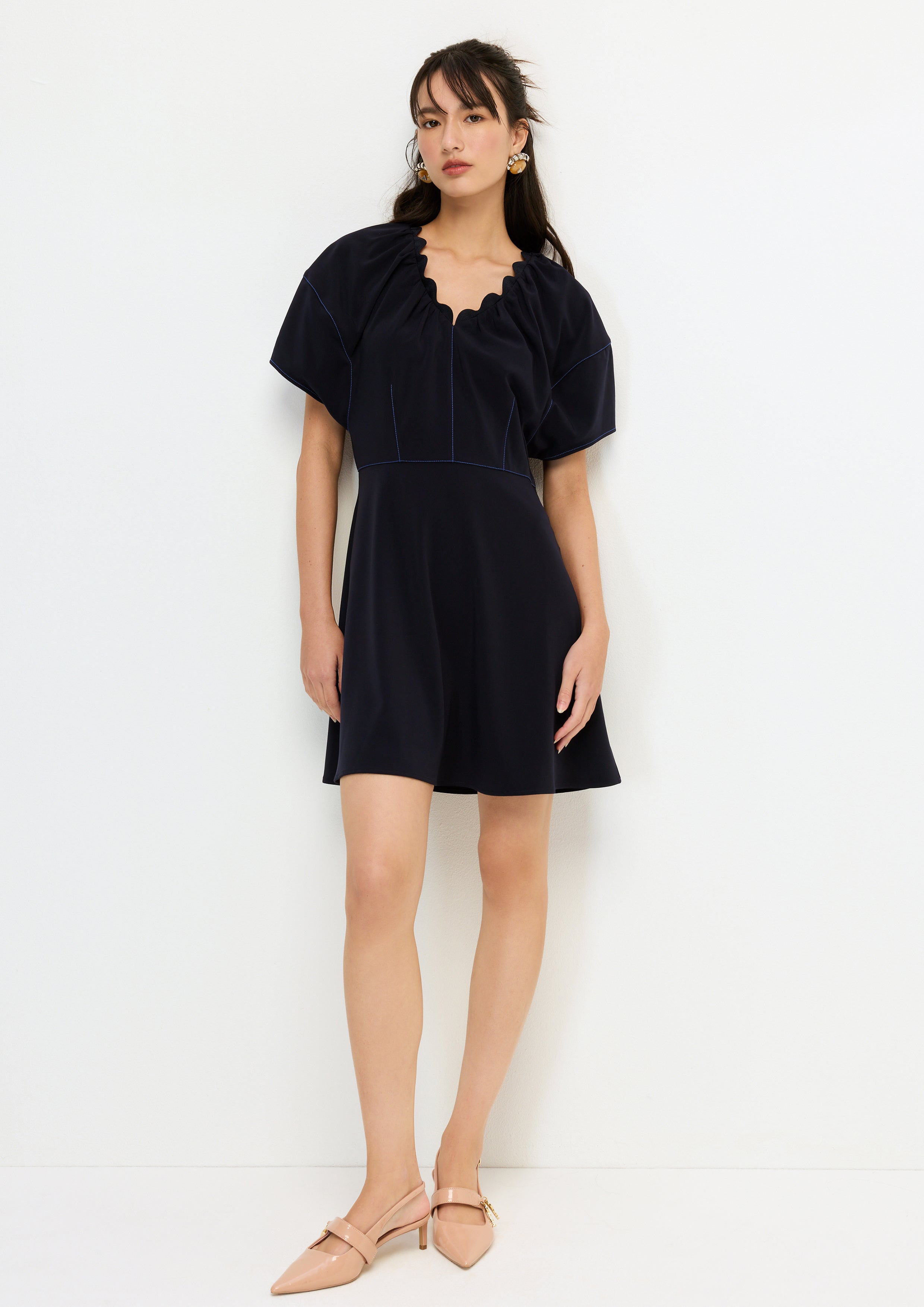 เดรสสั้นคอเสื้อวี คอลเลกชัน Crystaline