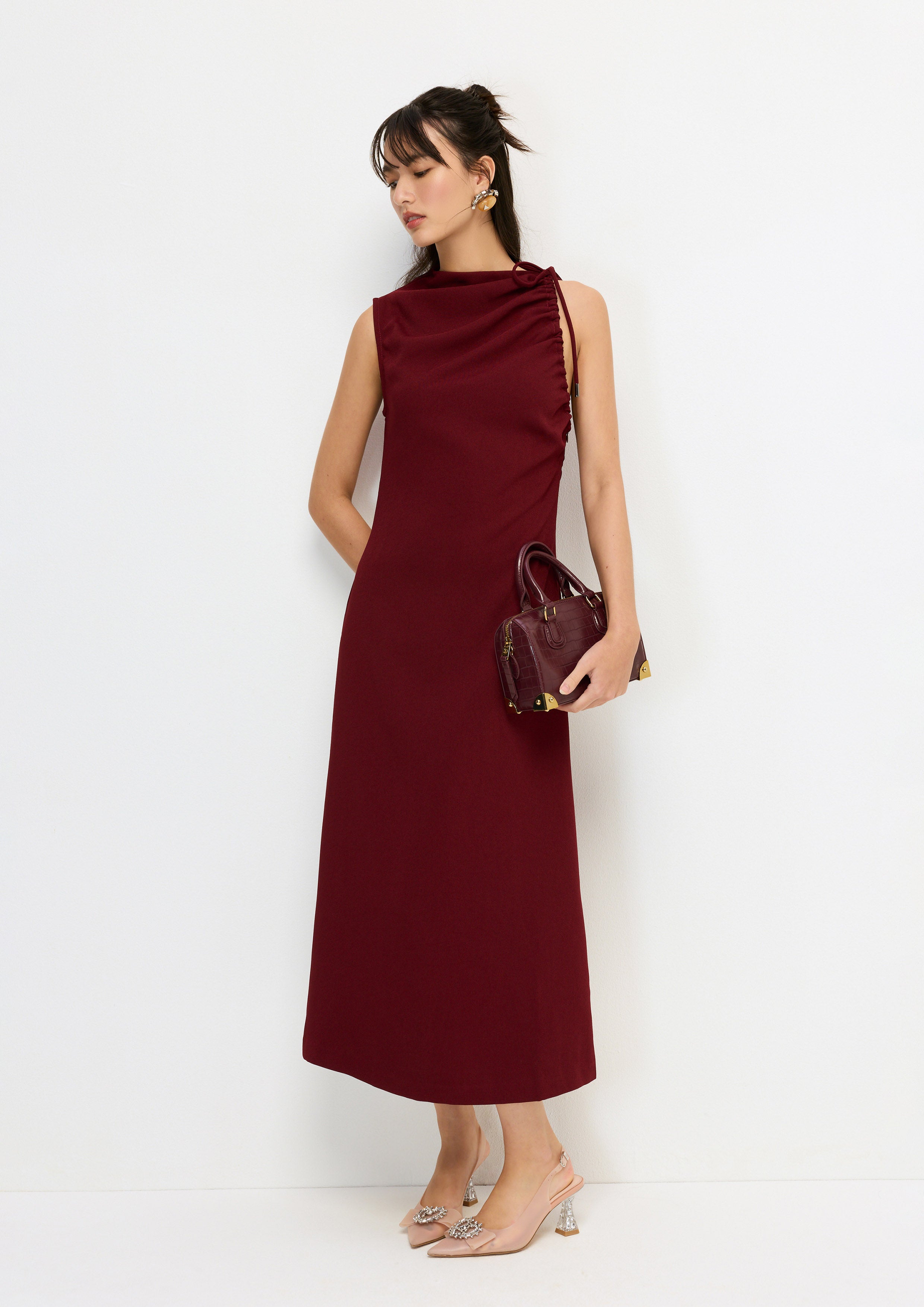 เดรสยาวแขนกุดแต่งเชือกรูด คอลเลกชัน Artic Noir