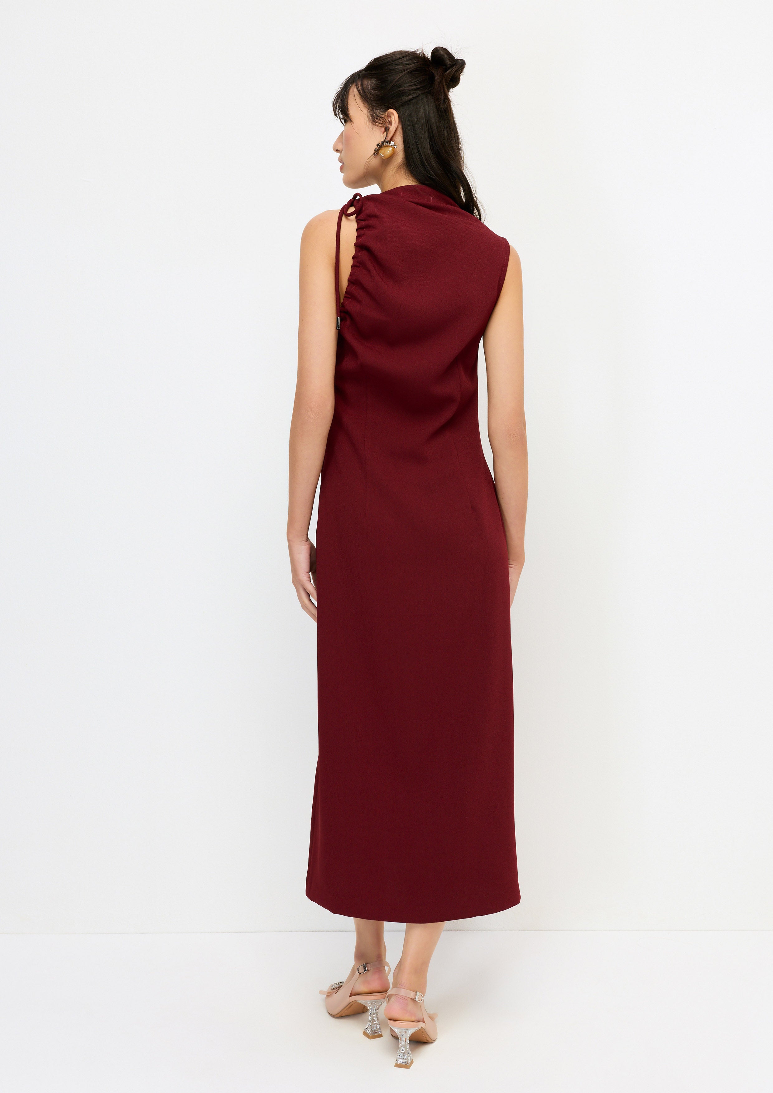 เดรสยาวแขนกุดแต่งเชือกรูด คอลเลกชัน Artic Noir