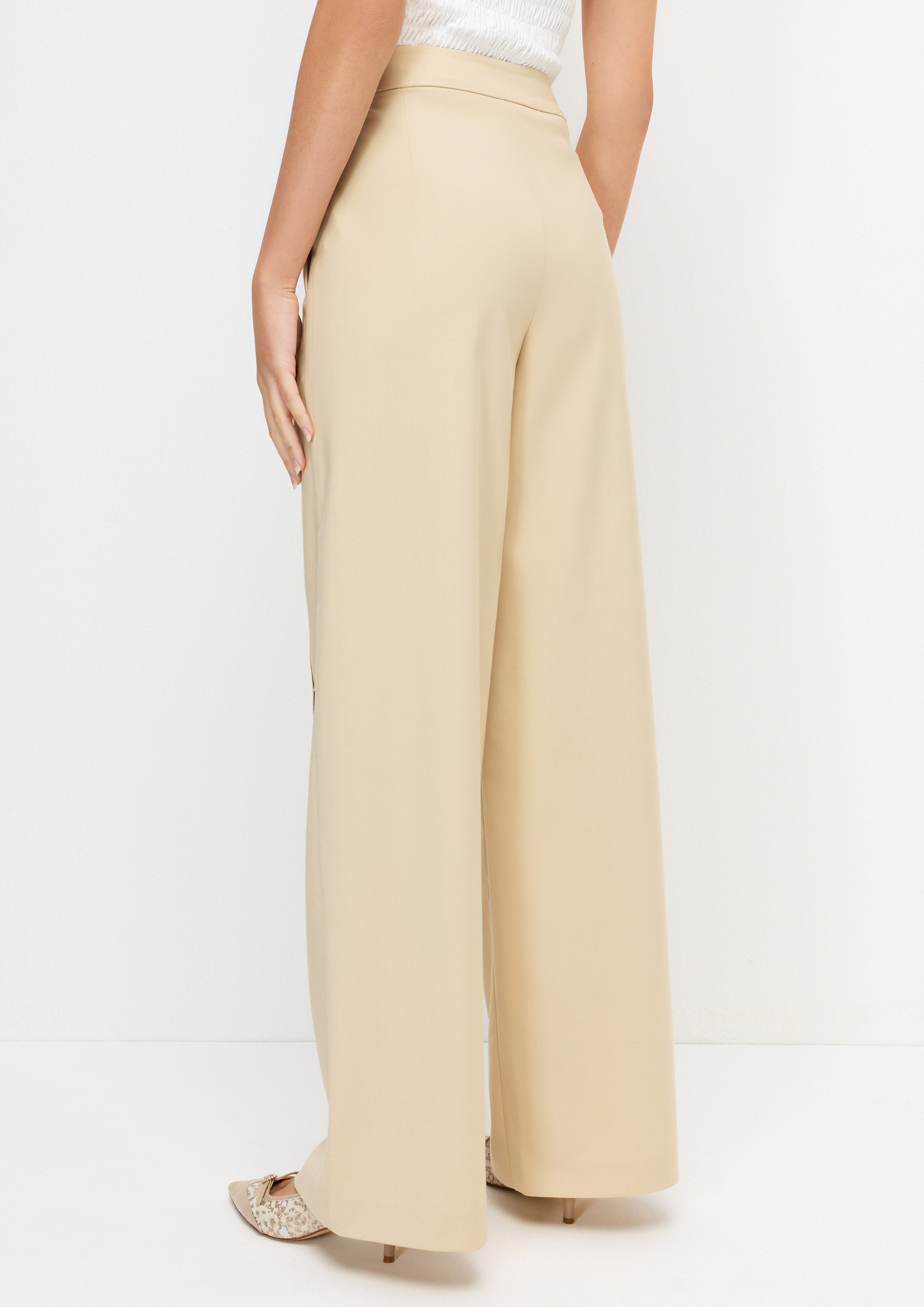 กางเกงขายาวแต่งคัตเอาท์ทรงเคิฟ คอลเลกชัน Aurora Veil